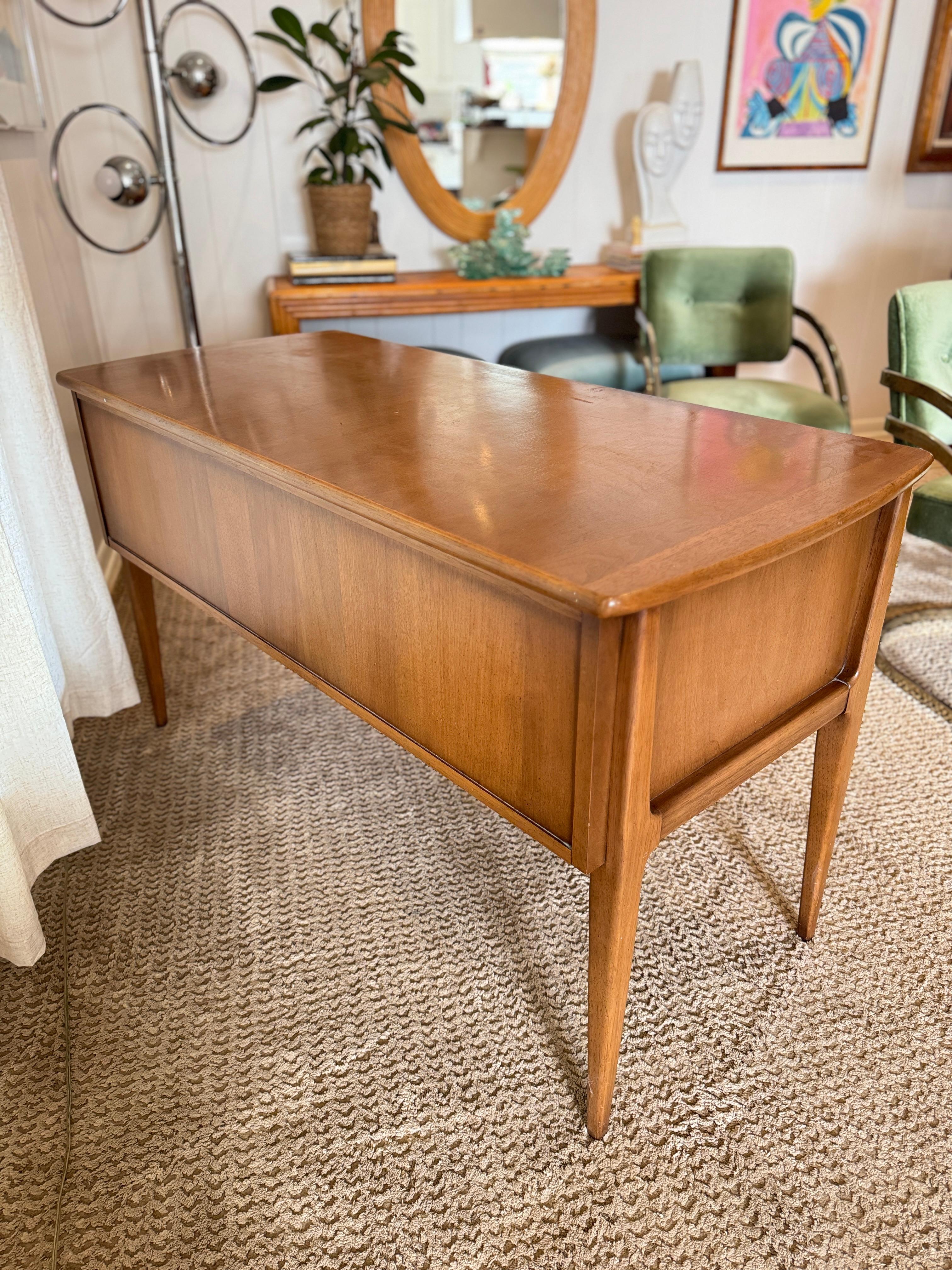 Un precioso escritorio moderno de mediados de siglo en nogal claro, hacia la década de 1960 Madera en venta