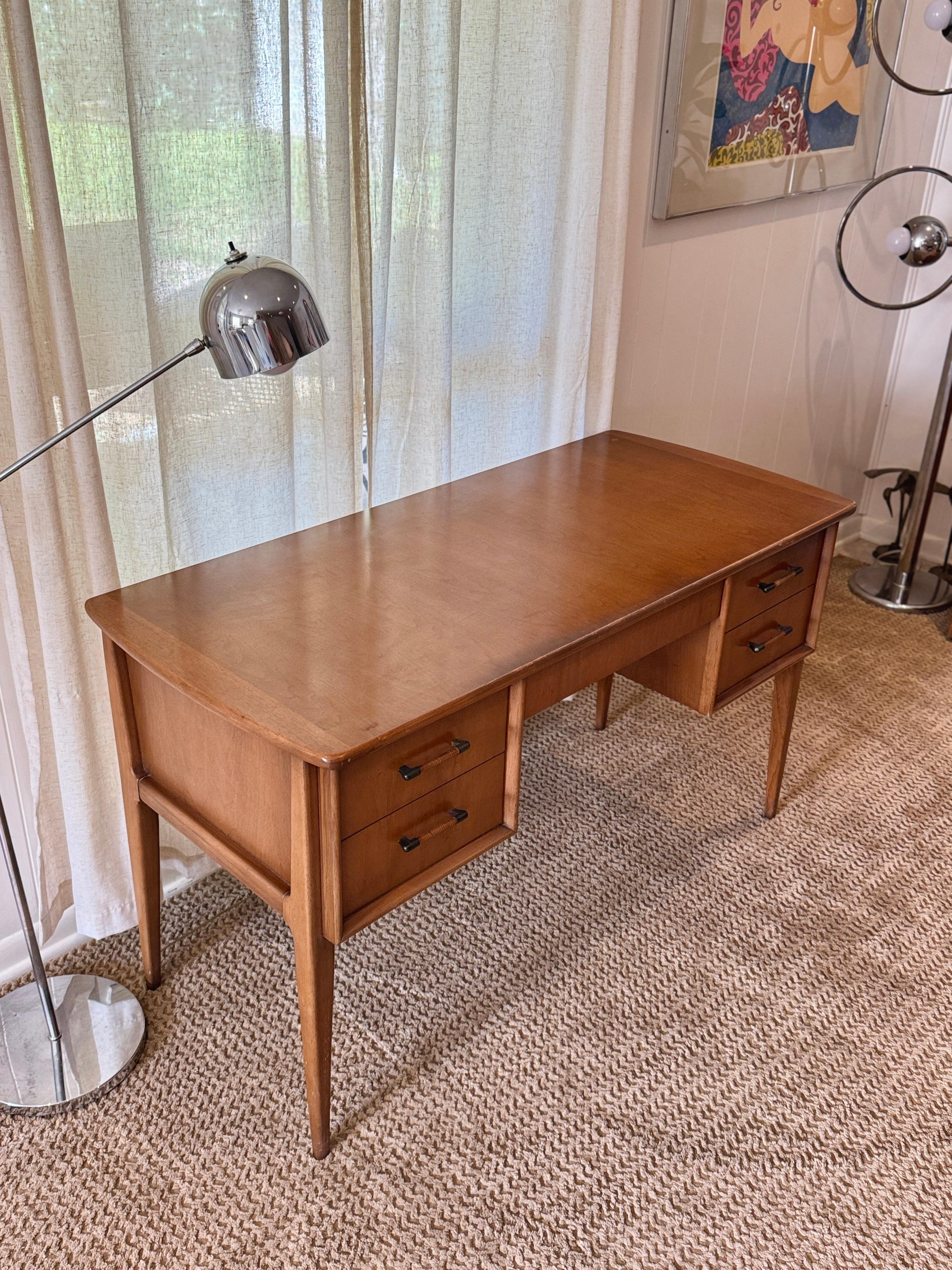 Un precioso escritorio moderno de mediados de siglo en nogal claro, hacia la década de 1960 en venta 2