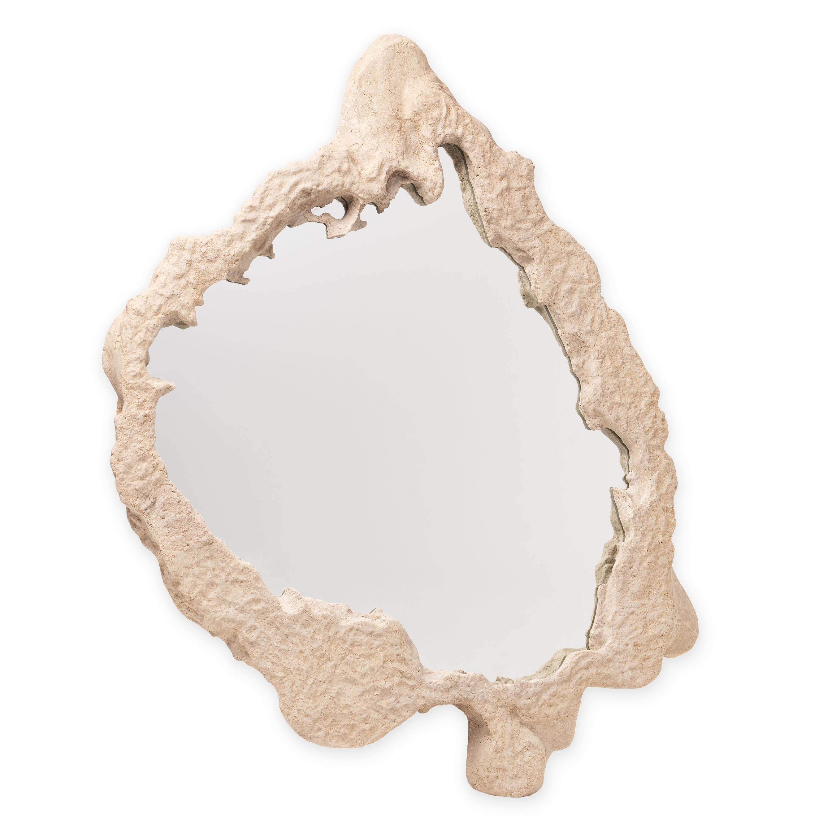 Organique Un bel esprit • Miroir organique sculptural en grès par Odditi en vente