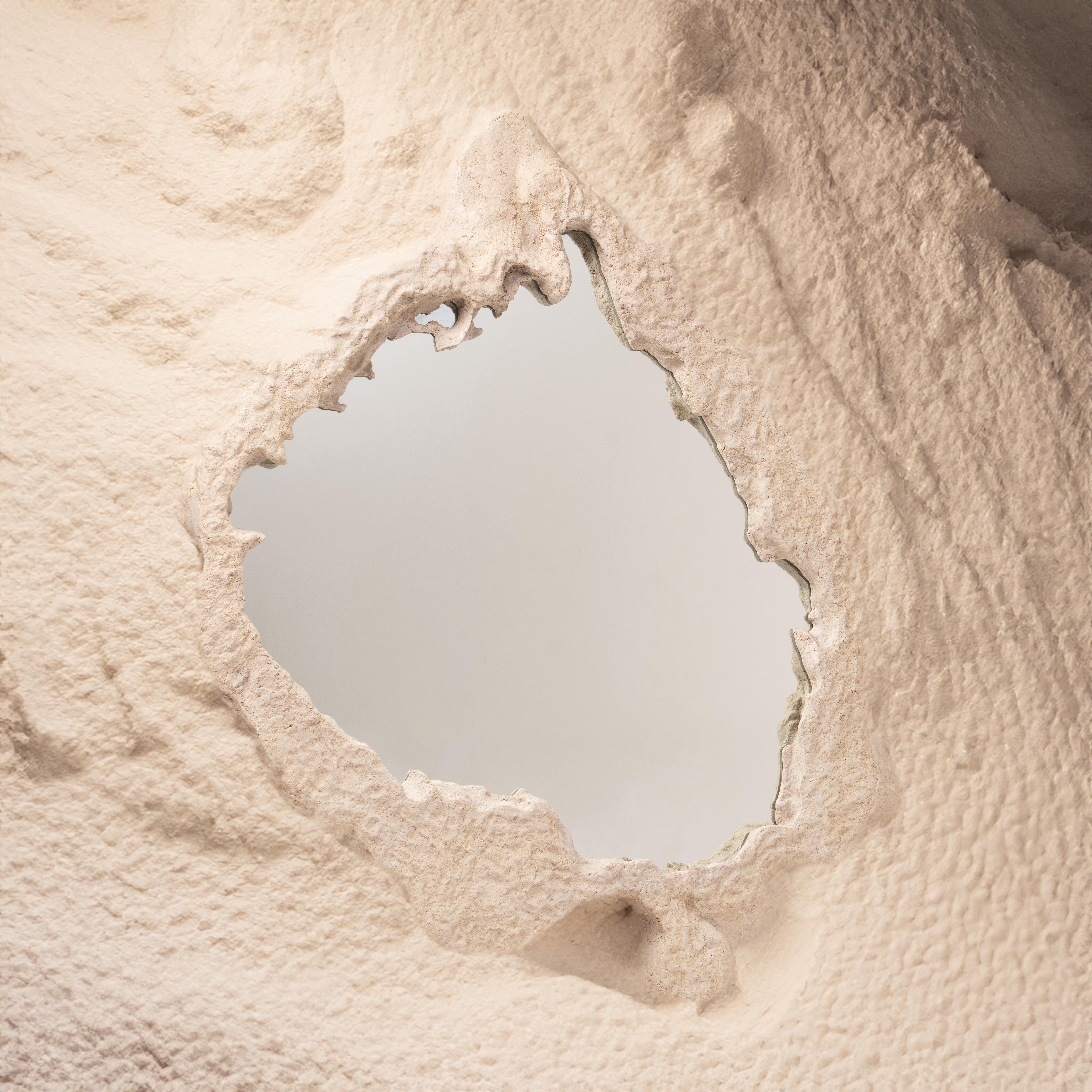Australien Un bel esprit • Miroir organique sculptural en grès par Odditi en vente