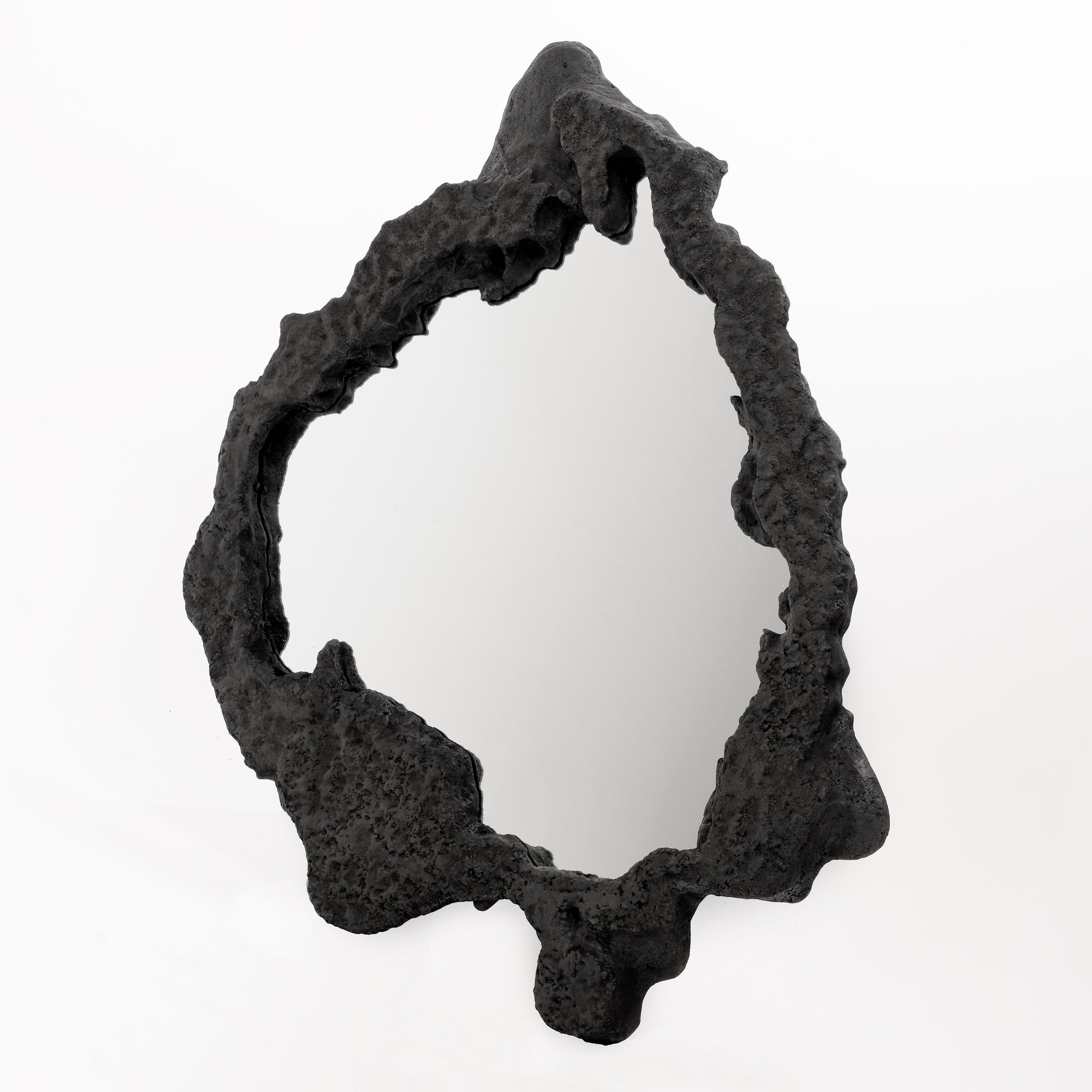 A Beautiful Mind - • Skulpturaler organischer Steinspiegel in Schwarz von Odditi (Handgeschnitzt) im Angebot