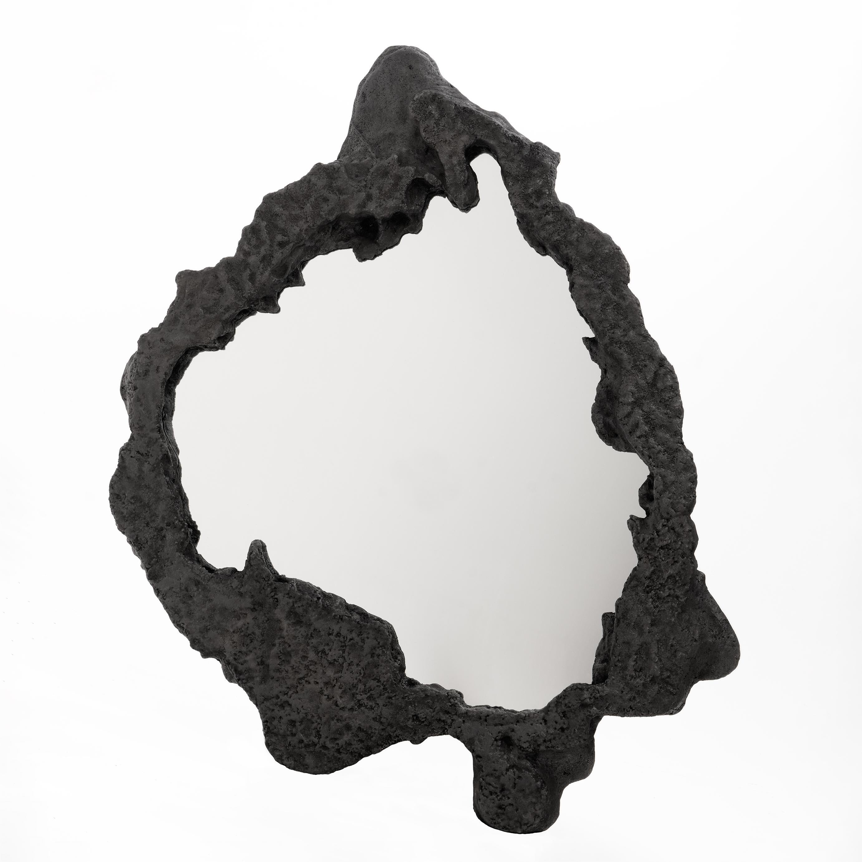 Organique Une belle esprit • Miroir sculptural en pierre organique en noir par Odditi en vente