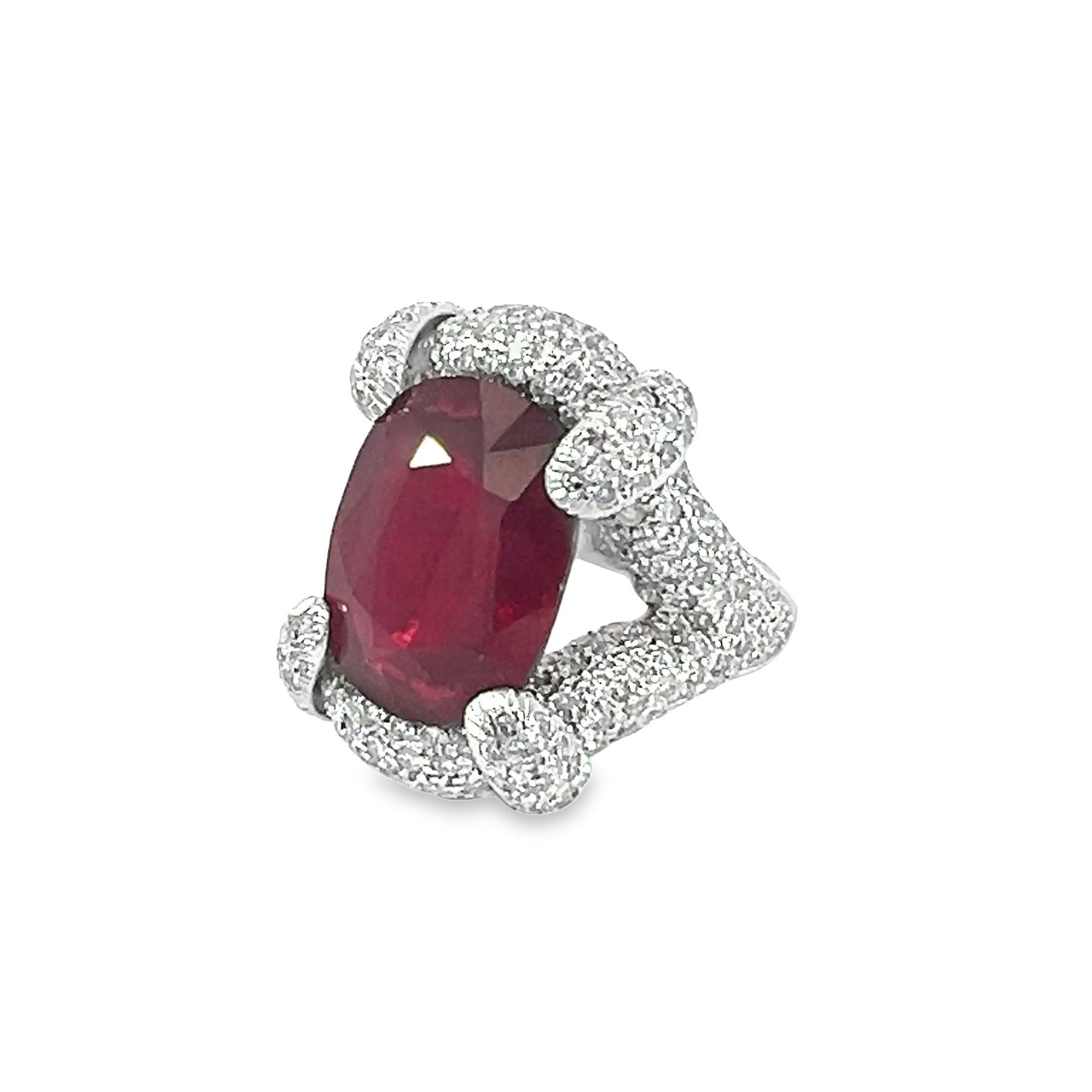 A beautiful natural glass filled Ruby Diamond ring set in 18Kt gold For Sale 2