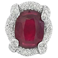 Ein wunderschöner Ring mit Rubin und Diamant in 18 Karat Gold gefasst in natürlichem Glas