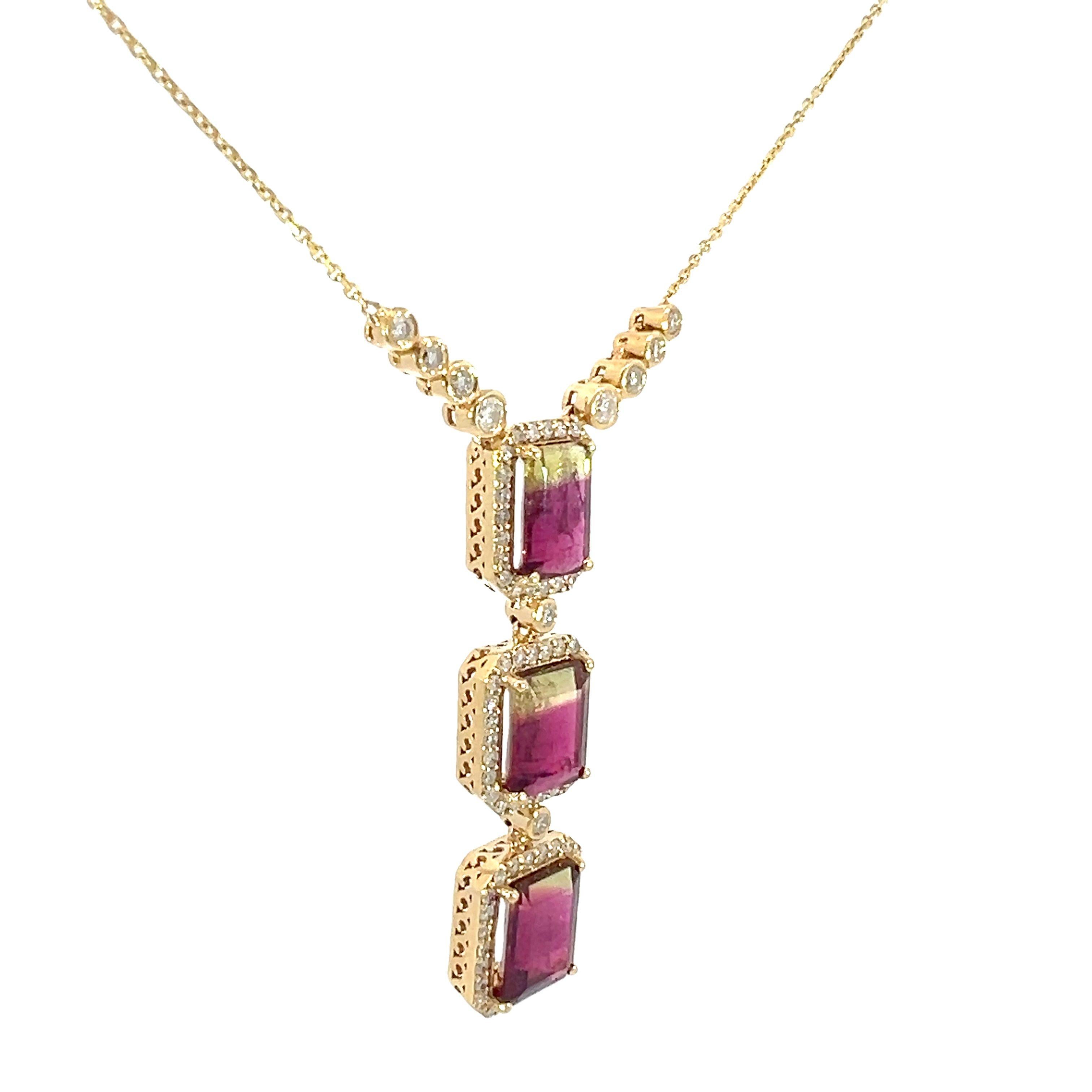 Este precioso collar tiene 0,95 quilates de diamantes y una turmalina sandía de corte esmeralda de 7,43 quilates. La turmalina sandía de tres pasos tiene diamantes impresionantes a su alrededor. Este conjunto de collar de oro amarillo de 14