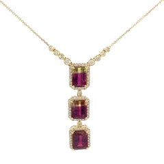 Una bellissima collana di tormalina anguria naturale e diamanti