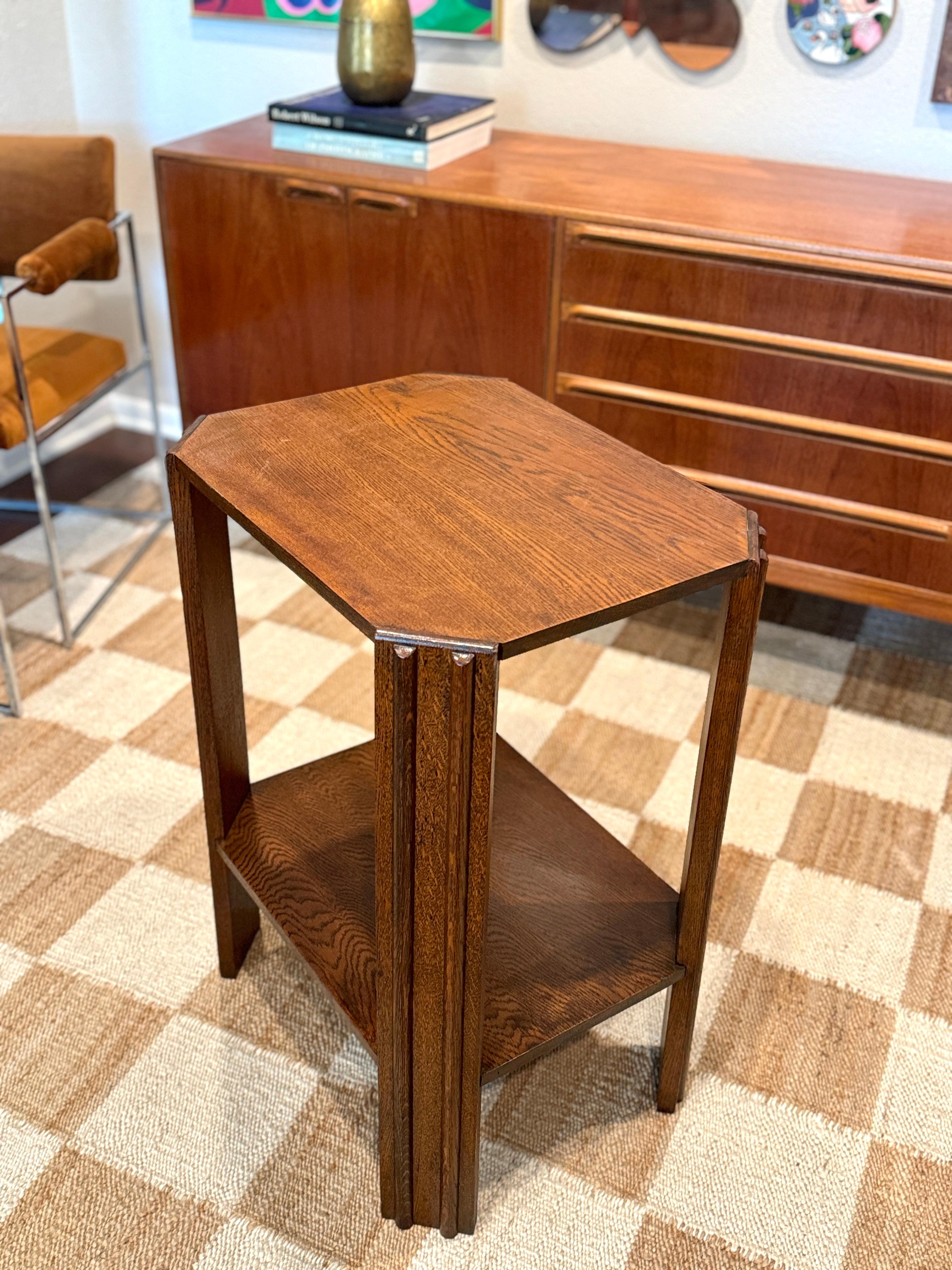 Ein schöner originaler Art-Déco-Beistelltisch, ca. 1940er Jahre. Er hat eine elegante architektonische Form mit den abgewinkelten Stützen, die die achteckige Form bilden. Kürzlich neu lackiert und in sehr gutem Zustand. Strukturell gesund. 

28