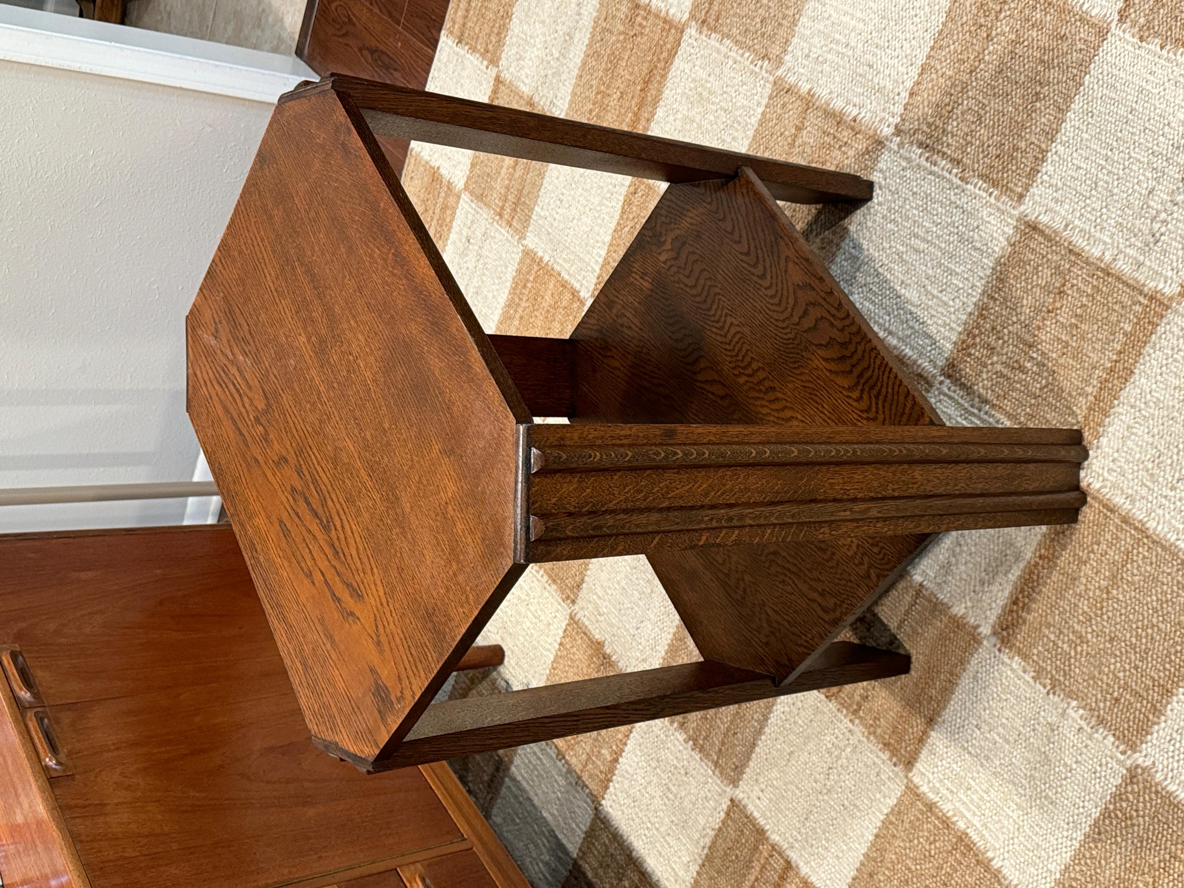 Schöner originaler Art-Deco-Beistelltisch, ca. 1940er Jahre (Eichenholz) im Angebot