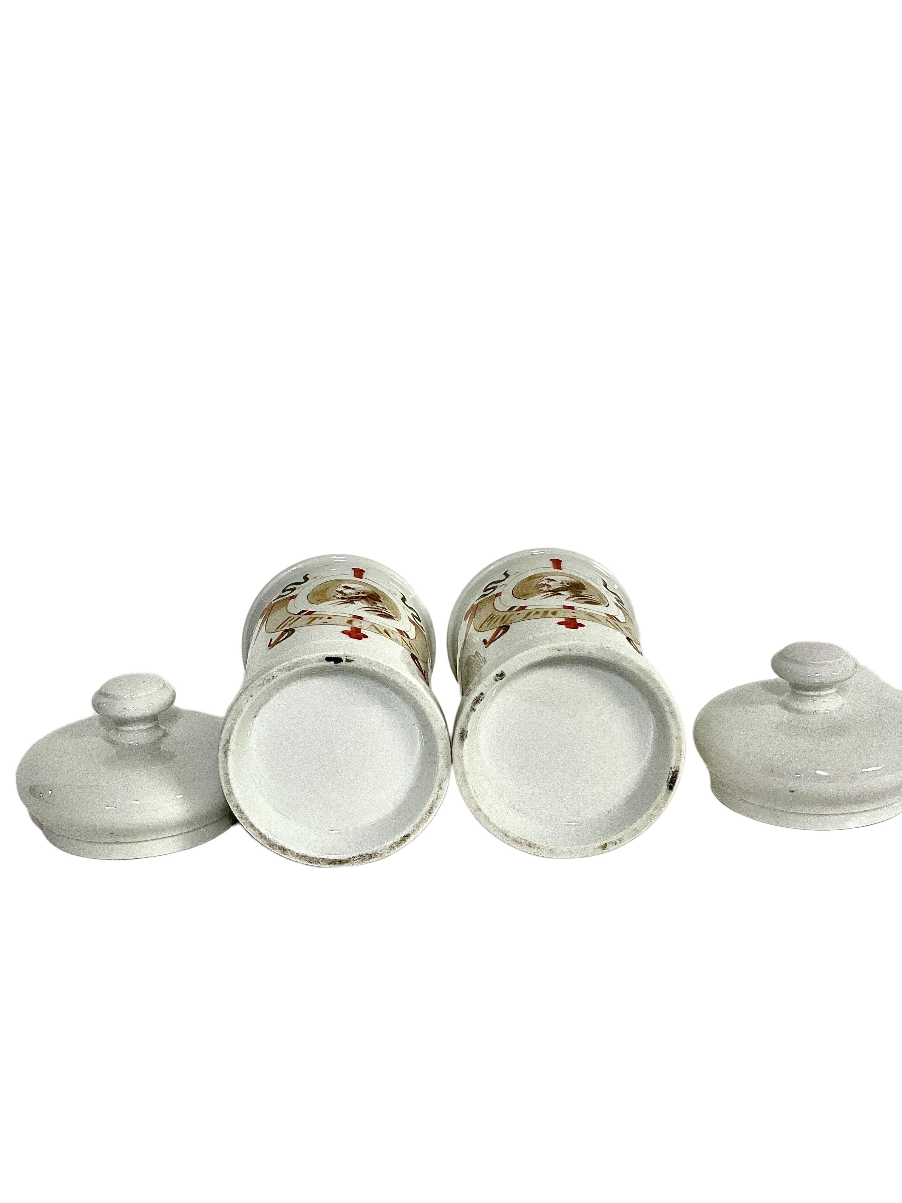 19th C. Pair of French Porcelain Lidded Apothecary Jars In Good Condition For Sale In LA CIOTAT, FR