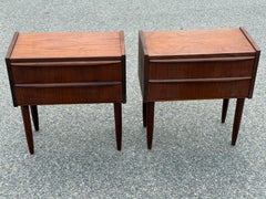 Una bellissima coppia di comodini danesi in teak degli anni ’60