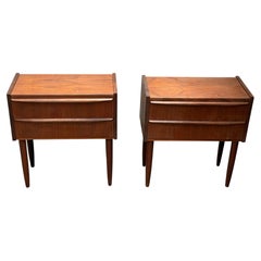 Una bellissima coppia di comodini danesi in teak degli anni ’60