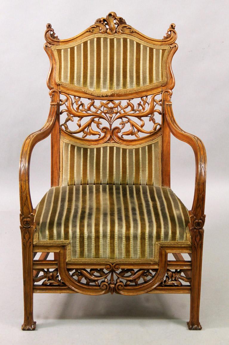 Une belle paire de fauteuils en bois sculpté Art Nouveau du début du 20ème siècle

Dos haut et accoudoirs ondulés, fins motifs floraux et feuillus sculptés sur le dos, les accoudoirs et le fond.