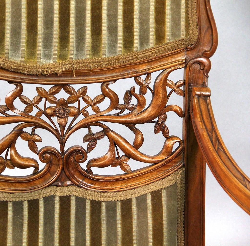 Beautiful Pair of Early 20th Century Art Nouveau Carved Wood Armchairs In Good Condition For Sale In New York, NY