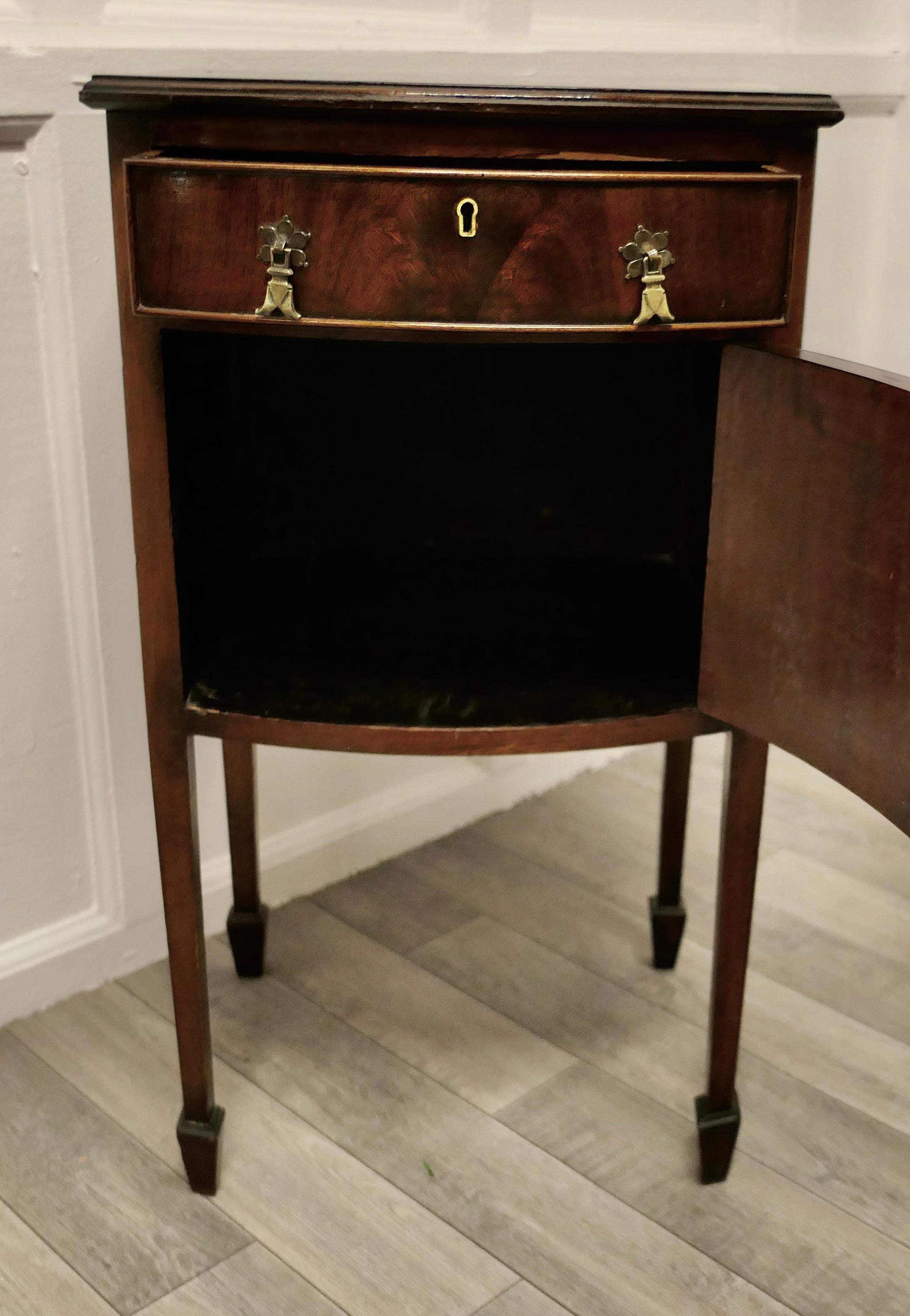 Beautiful Pair of Flame Mahogany Bedside Cupboards In Good Condition In Chillerton, Isle of Wight