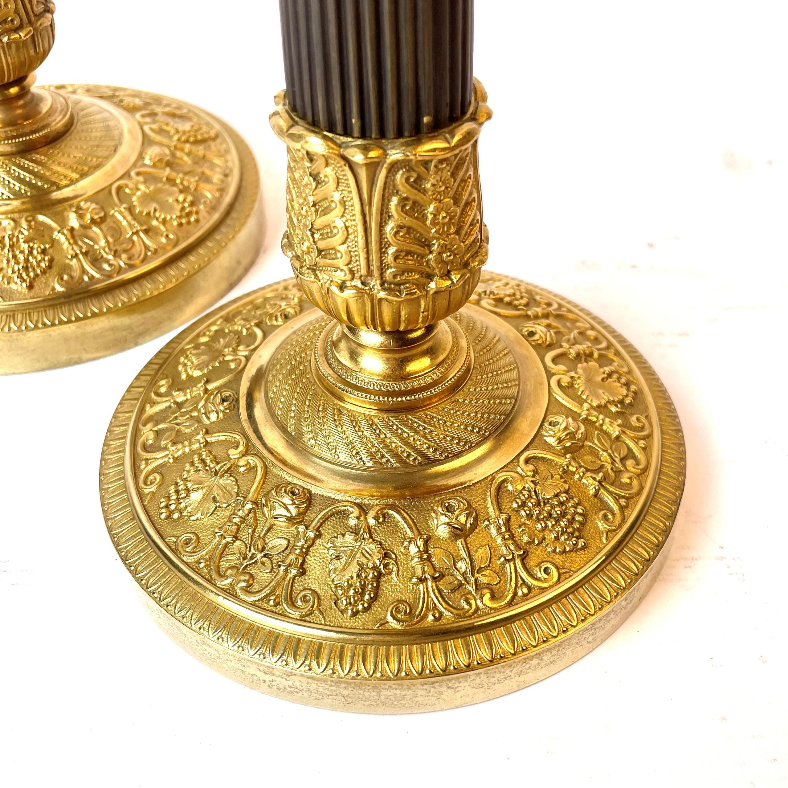 Beautiful Pair of French Empire Gilt and Dark Patinated Bronze Candlesticks In Good Condition In Knivsta, SE
