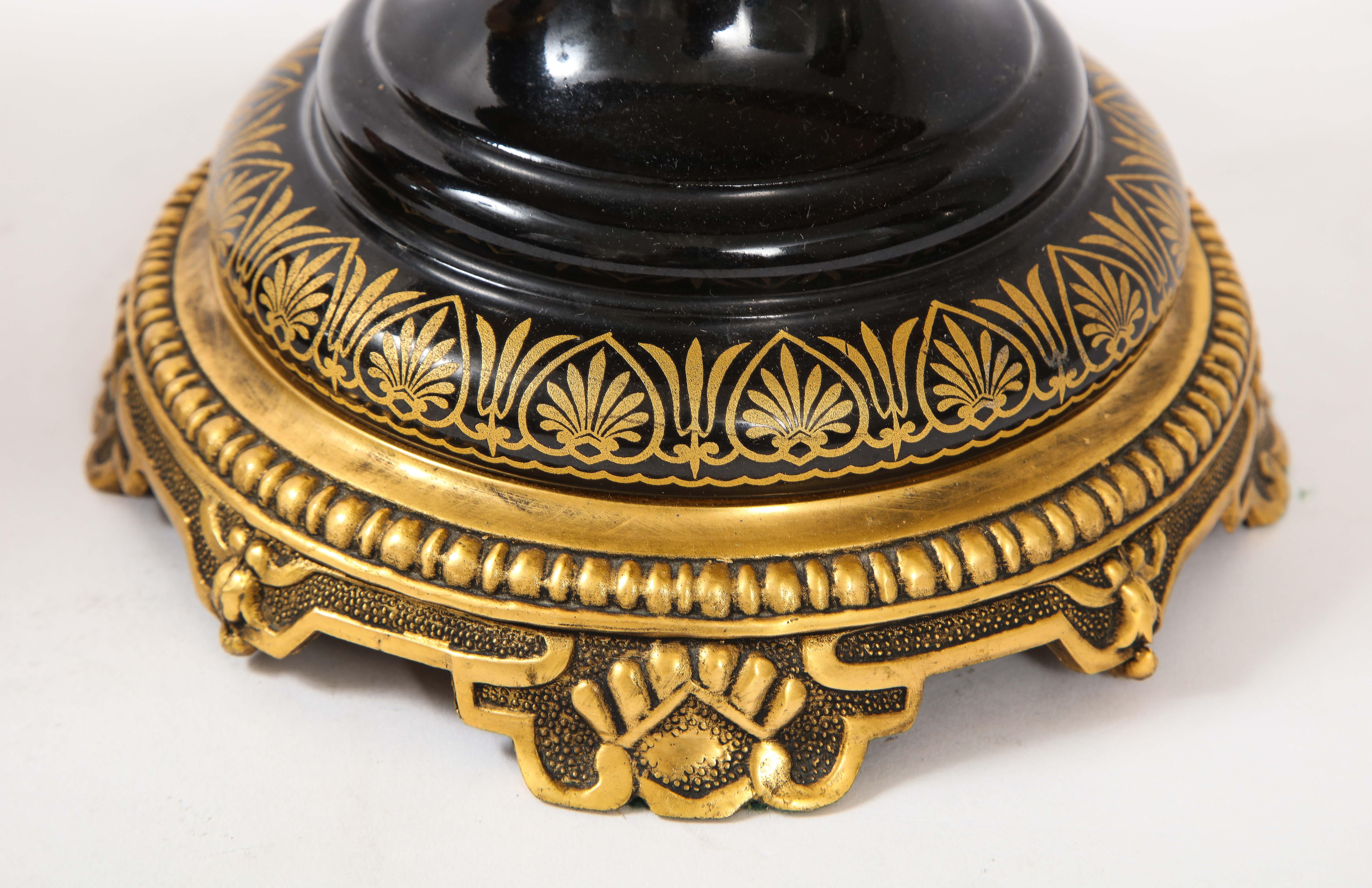 Magnifique paire de lampes françaises en cristal d'améthyste noire montées sur bronze doré en vente 3