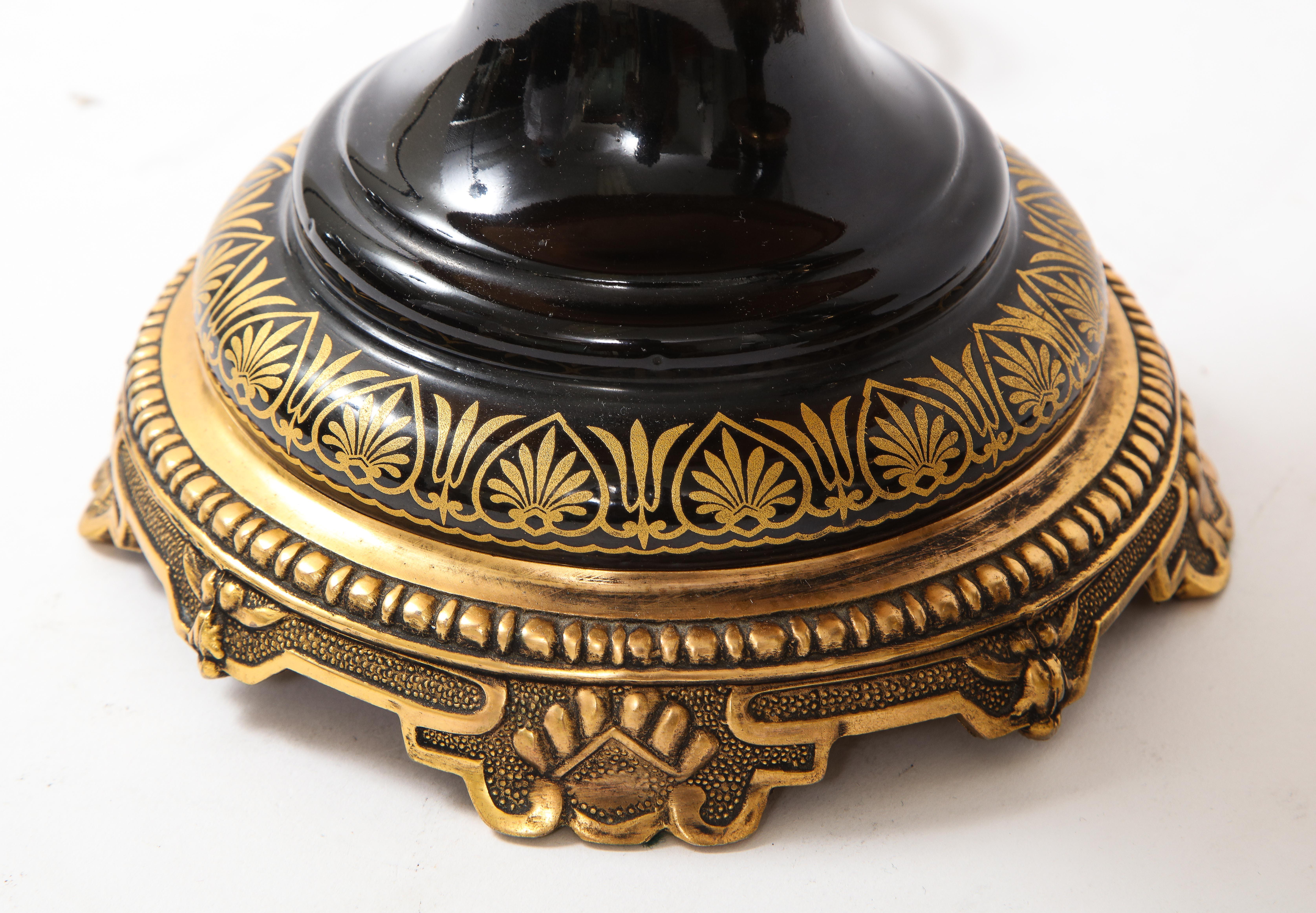 Magnifique paire de lampes françaises en cristal d'améthyste noire montées sur bronze doré en vente 4