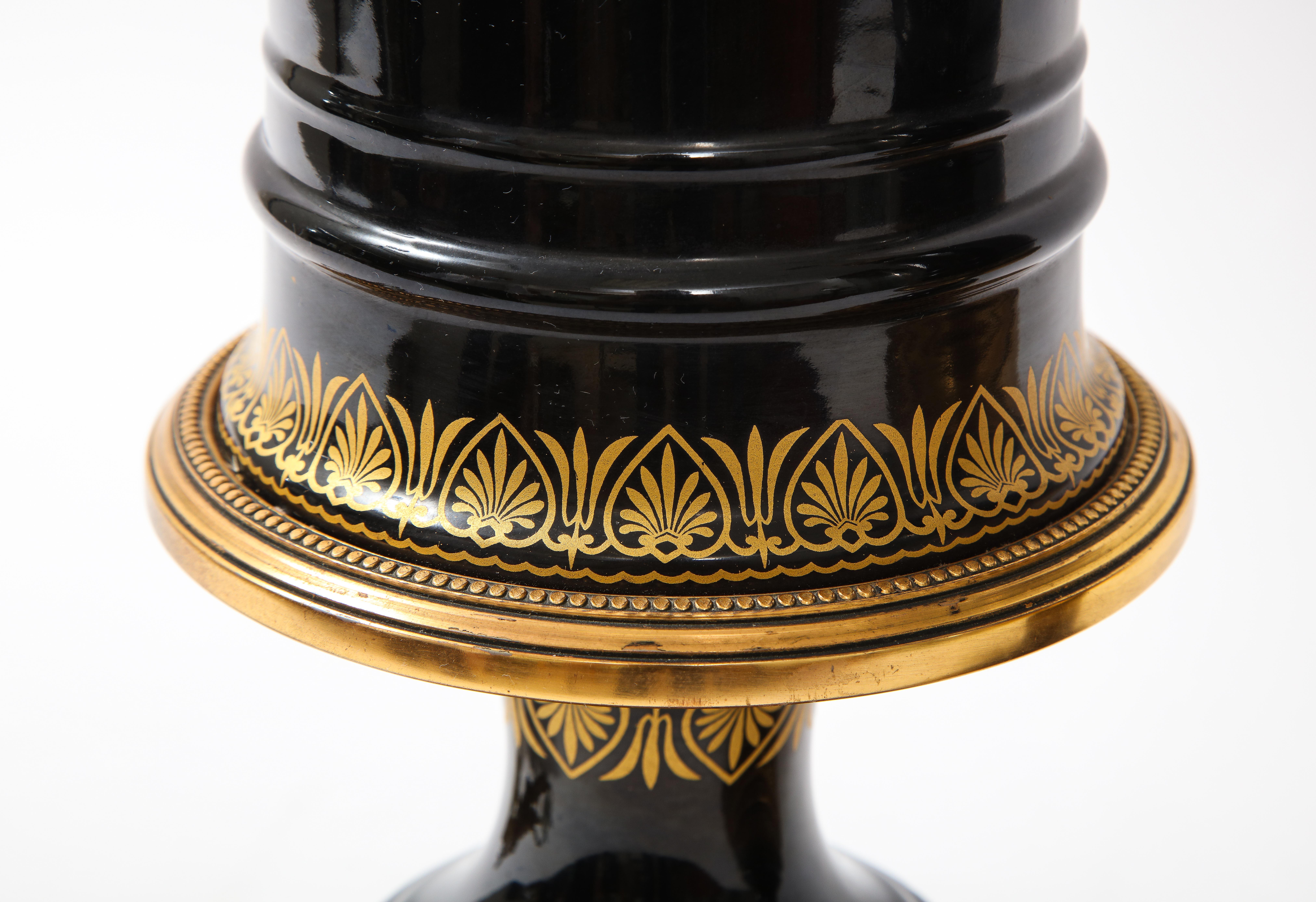 20ième siècle Magnifique paire de lampes françaises en cristal d'améthyste noire montées sur bronze doré en vente