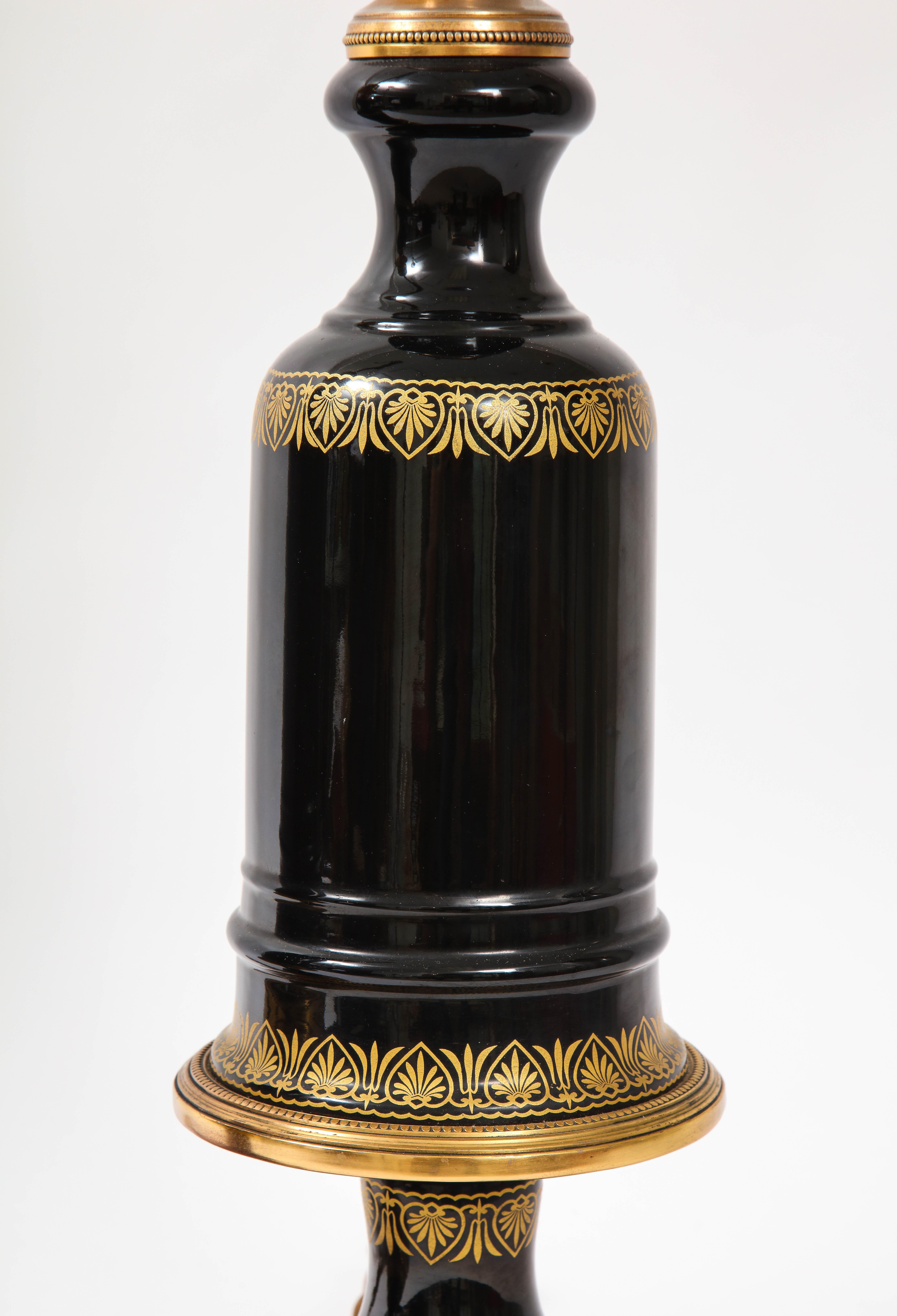 Cristal Magnifique paire de lampes françaises en cristal d'améthyste noire montées sur bronze doré en vente