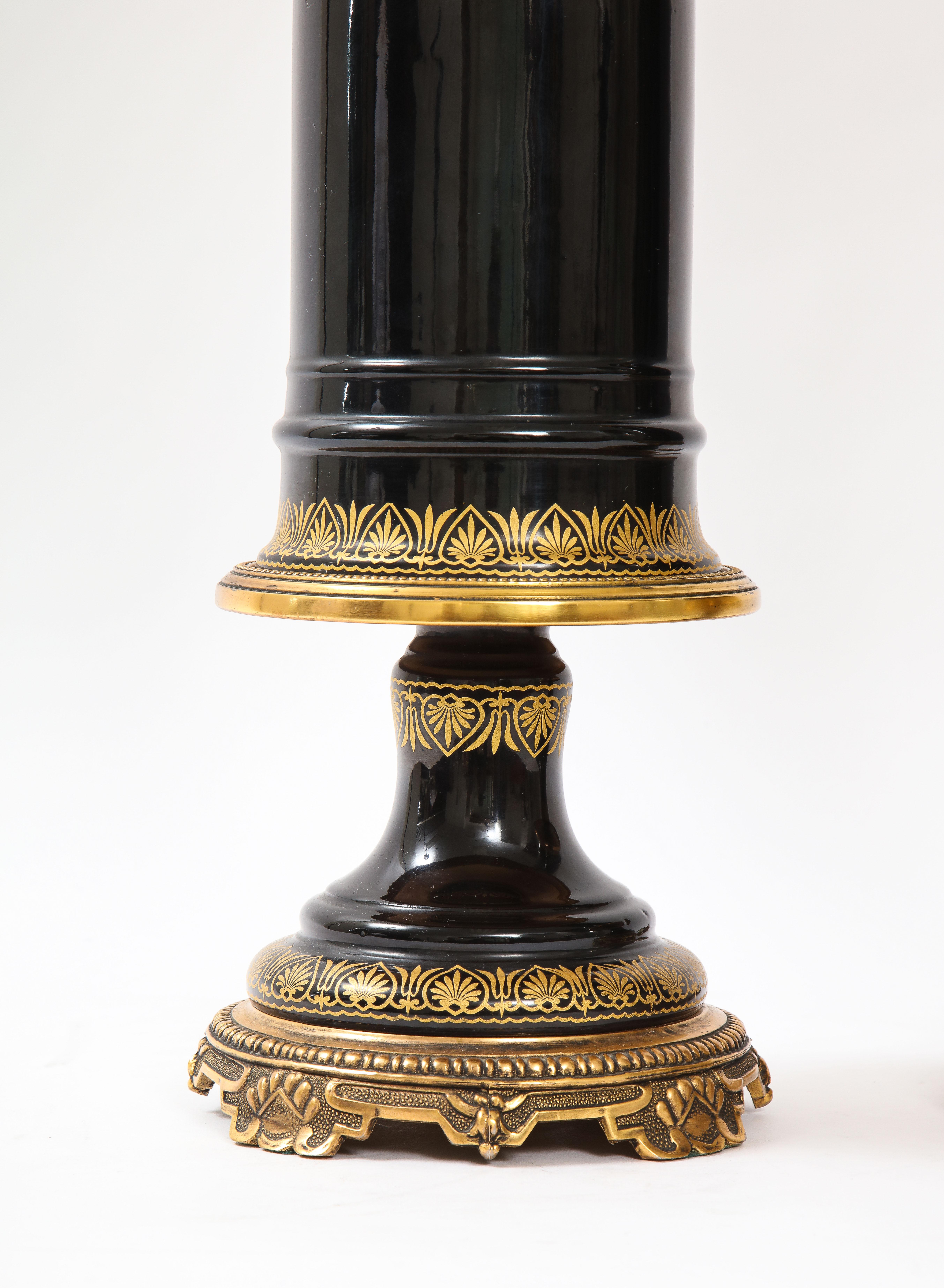 Magnifique paire de lampes françaises en cristal d'améthyste noire montées sur bronze doré en vente 1