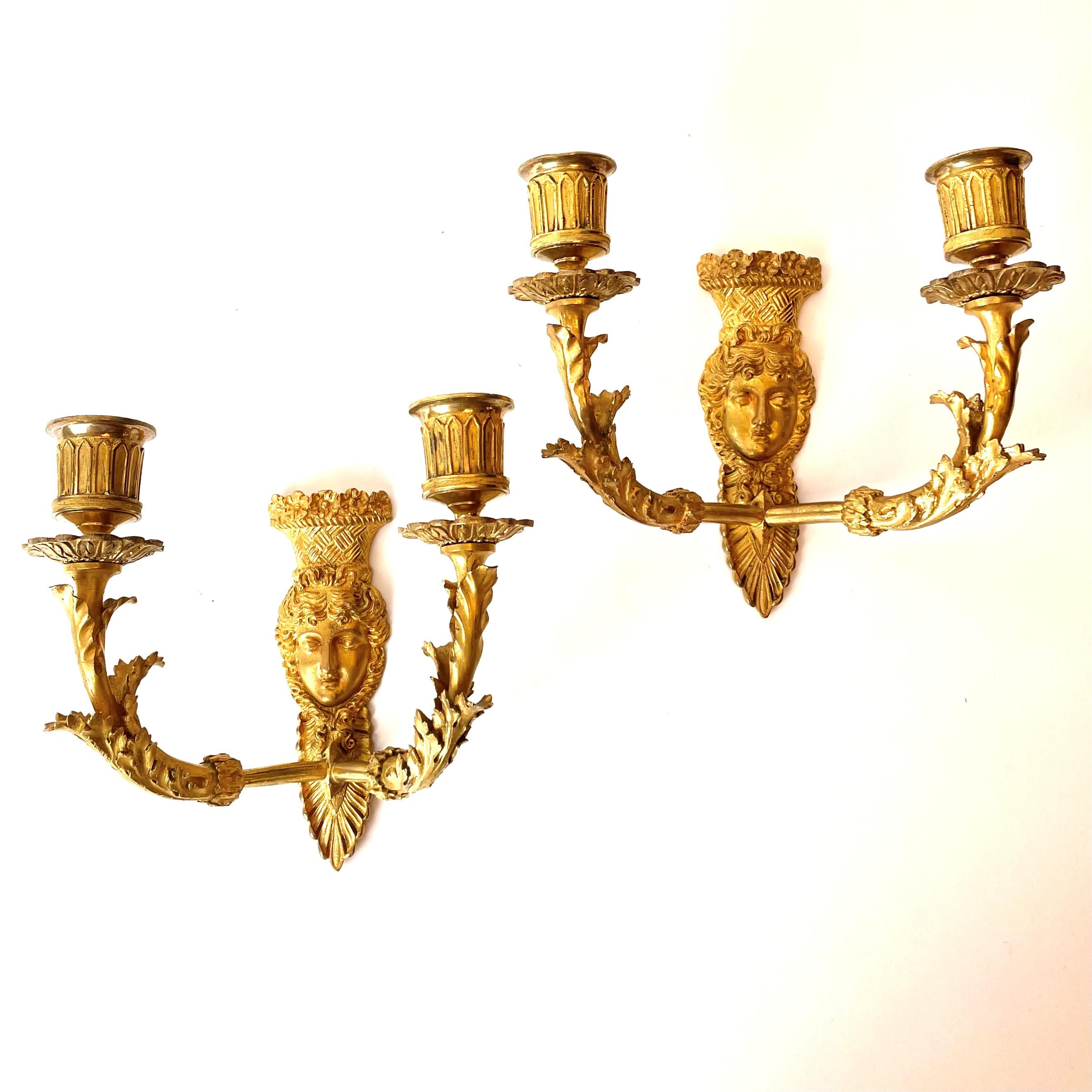 Ein schönes und seltenes Paar vergoldeter Empire-Appliken aus Bronze. Hergestellt in Frankreich in den 1820er Jahren. Die Vergoldung weist einige Abnutzungserscheinungen auf, hat aber auch eine schöne Patina. Siehe Bilder.

Abnutzung entsprechend