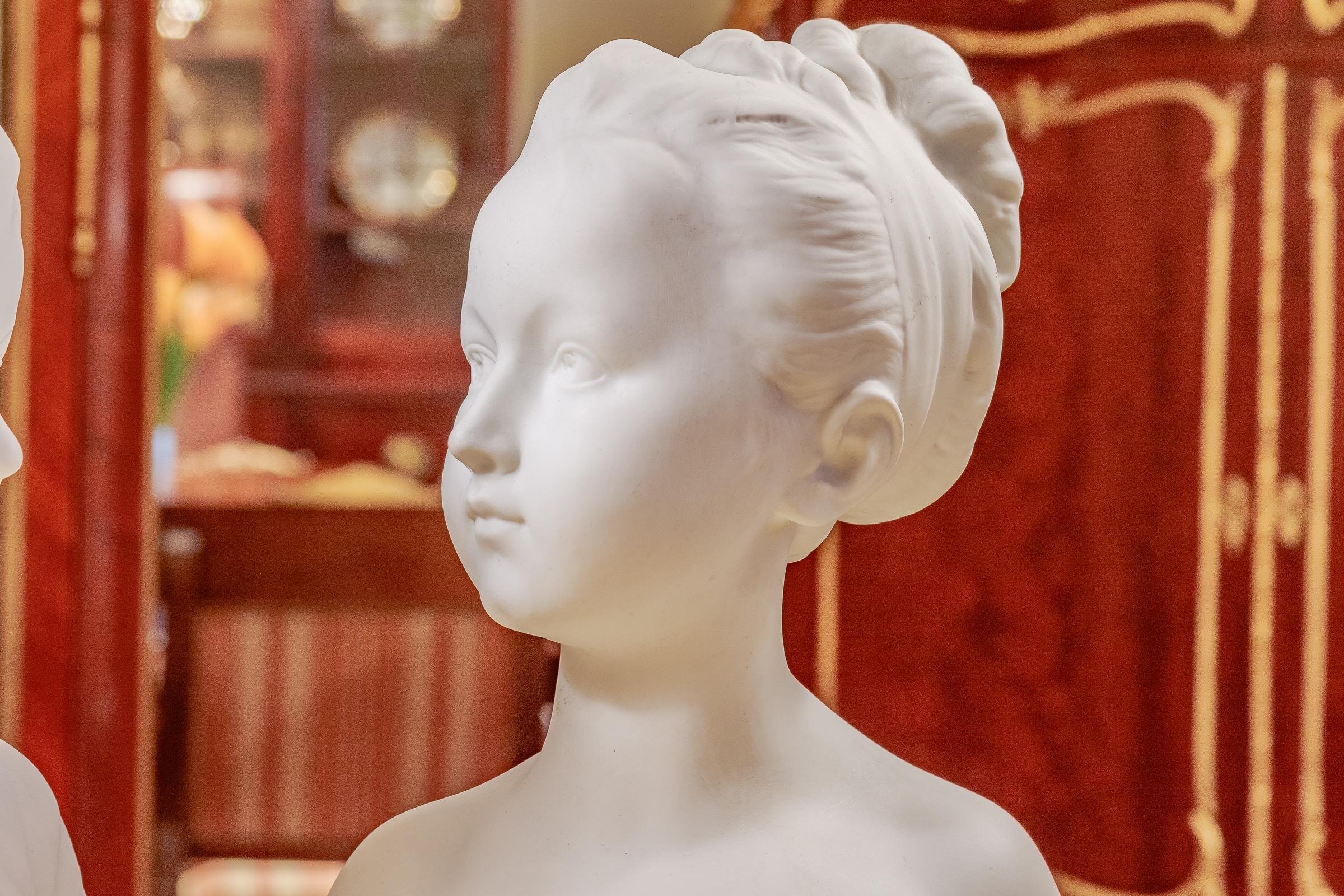 Una bella coppia di busti in porcellana francese di Limoges della fine del XIX secolo su basi in stile Sevres.