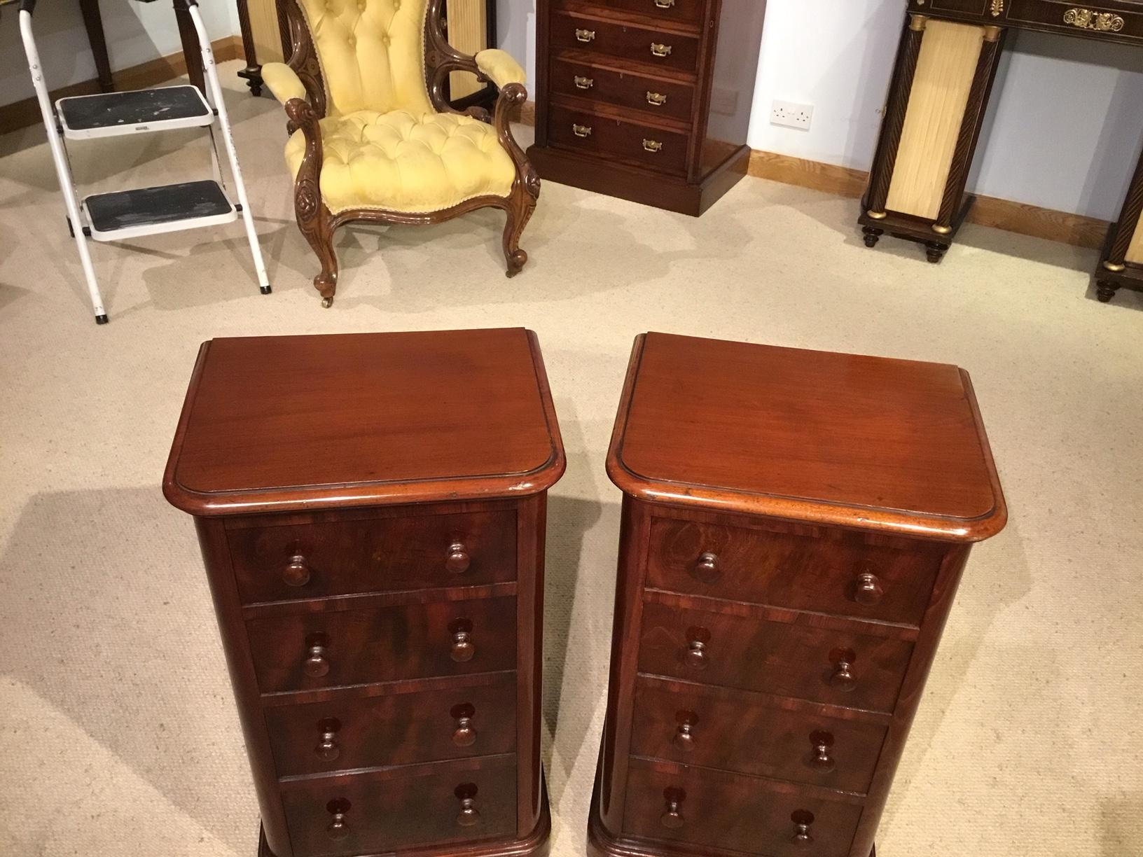 Beautiful Pair of Mahogany Victorian Period Bedside Chests In Excellent Condition In Darwen, GB