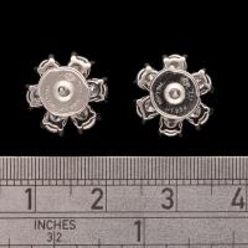 Hancocks Beautiful pair of platinum and pear-shaped diamond flower head earrings In New Condition For Sale In London, GB