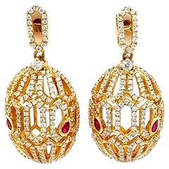 Une belle paire de boucles d'oreilles en rubis et diamants