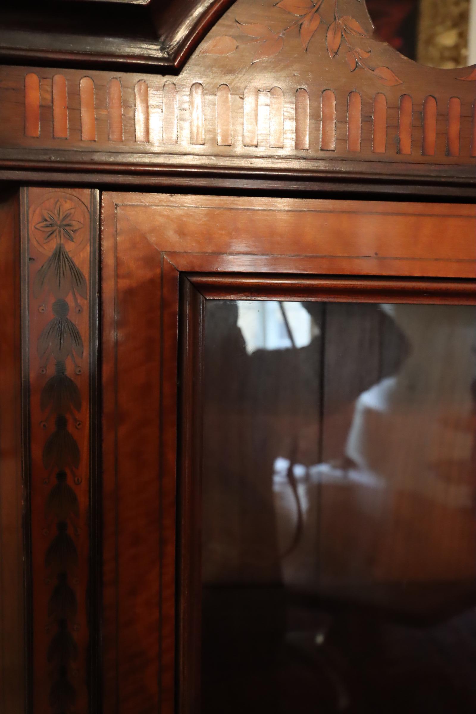 A Beautiful pair of Satinwood inlaid Cabinets, Circa. 1910 In Good Condition For Sale In Lincoln, GB