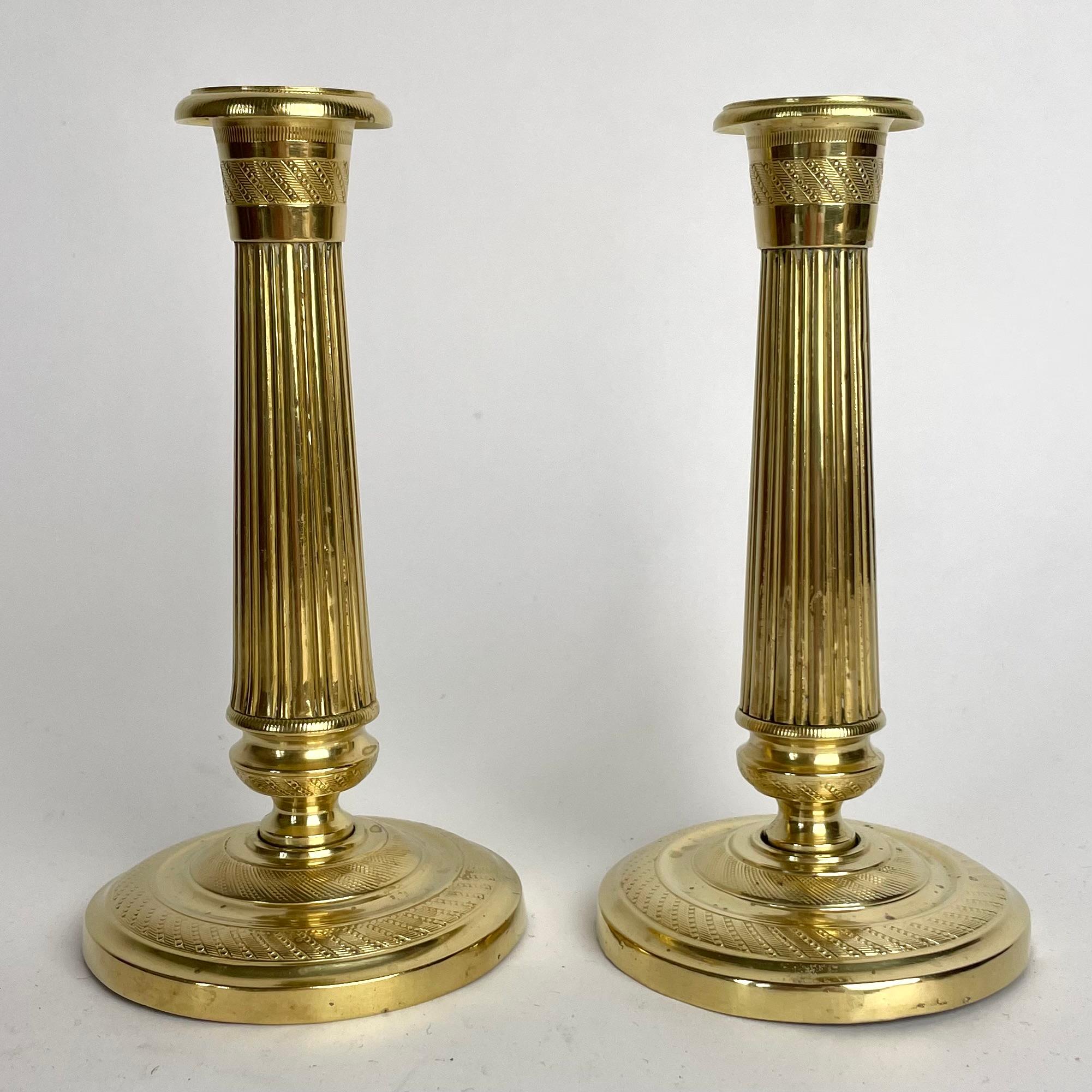 Ein schönes Paar kleiner Empire-Kerzenleuchter aus vergoldeter Bronze aus den 1820er Jahren. Sehr zeitgemäßes Design.

Abnutzung entsprechend dem Alter und dem Gebrauch 
