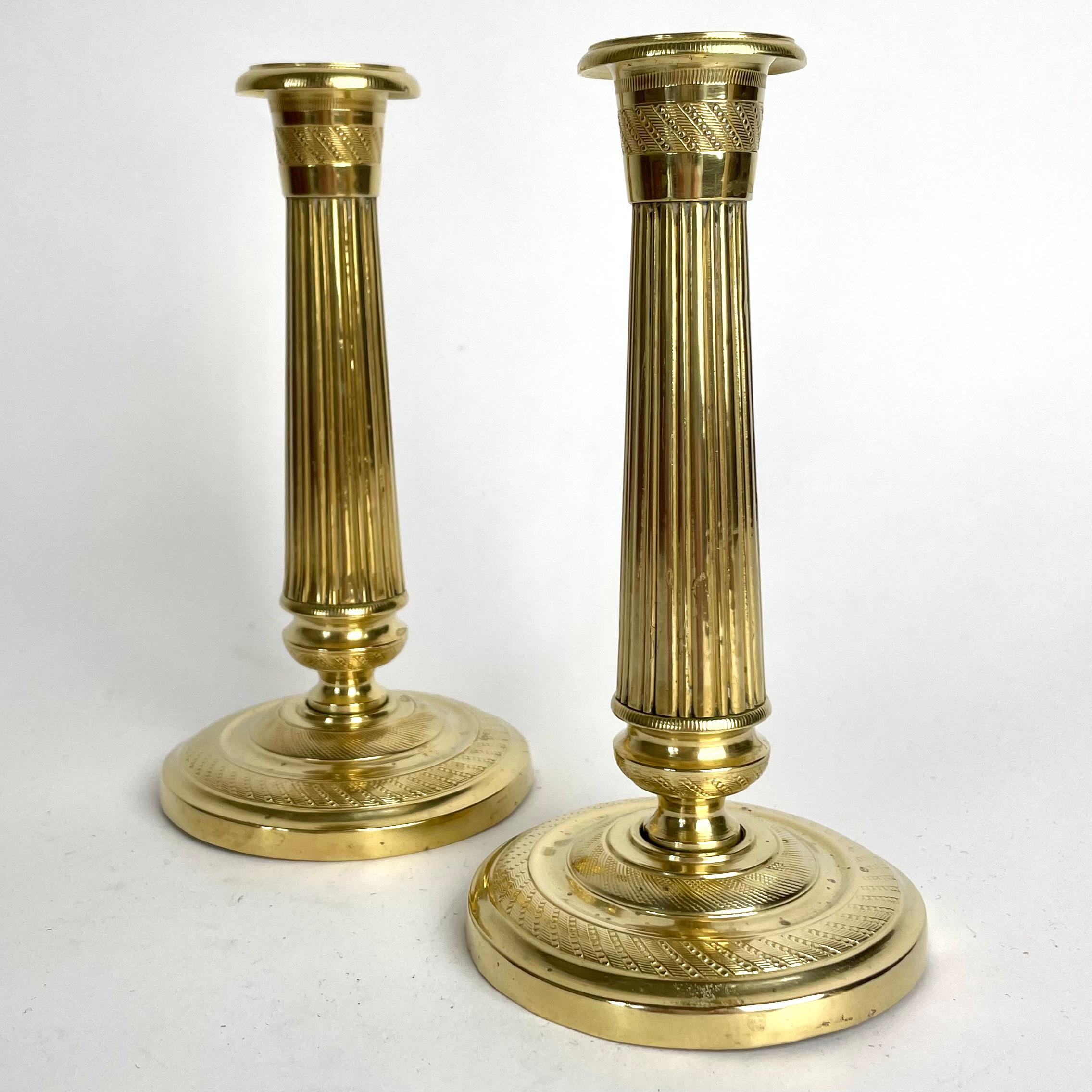Ein schönes Paar kleiner Empire-Kerzenständer aus vergoldeter Bronze aus den 1820er Jahren (Französisch) im Angebot