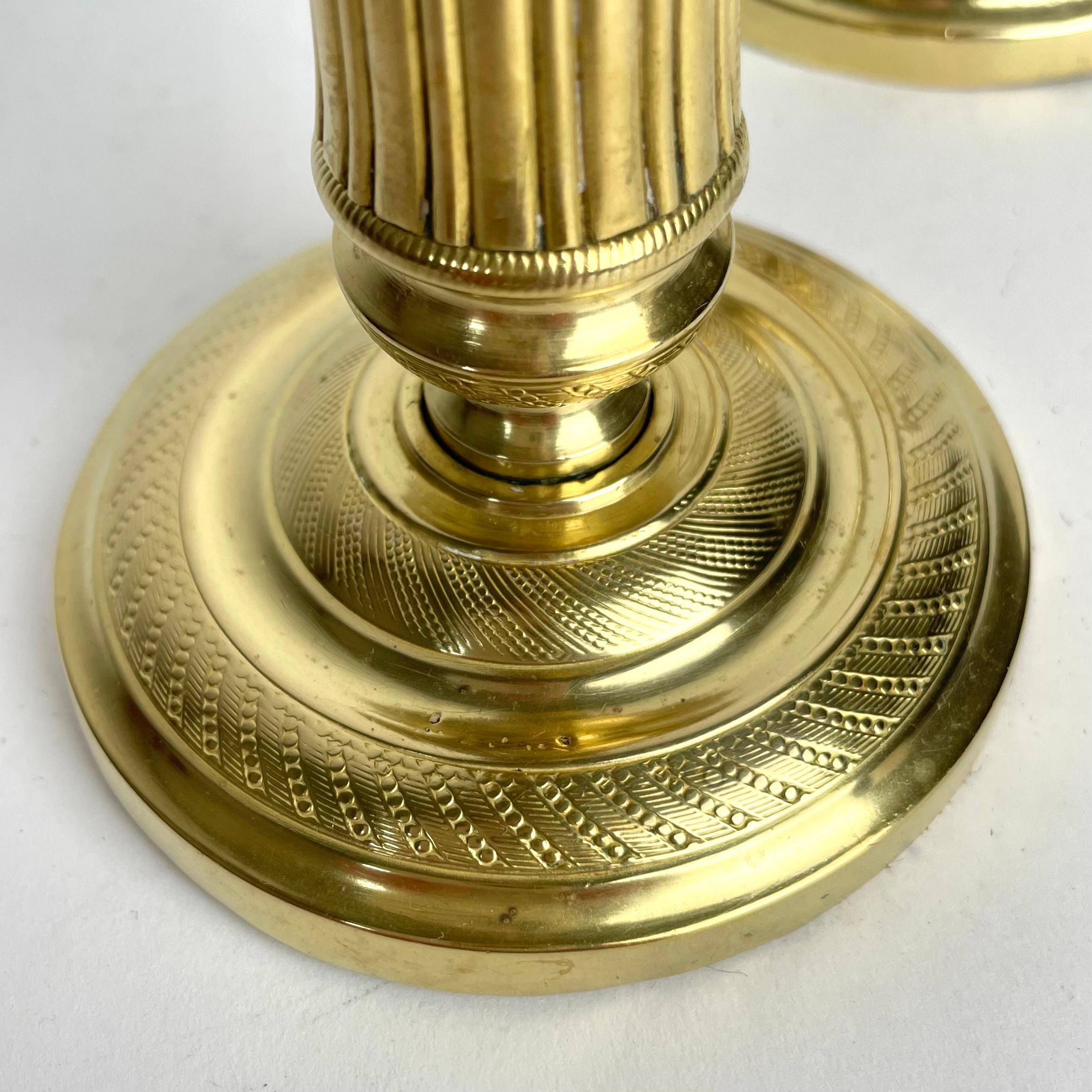 Ein schönes Paar kleiner Empire-Kerzenständer aus vergoldeter Bronze aus den 1820er Jahren (Vergoldet) im Angebot