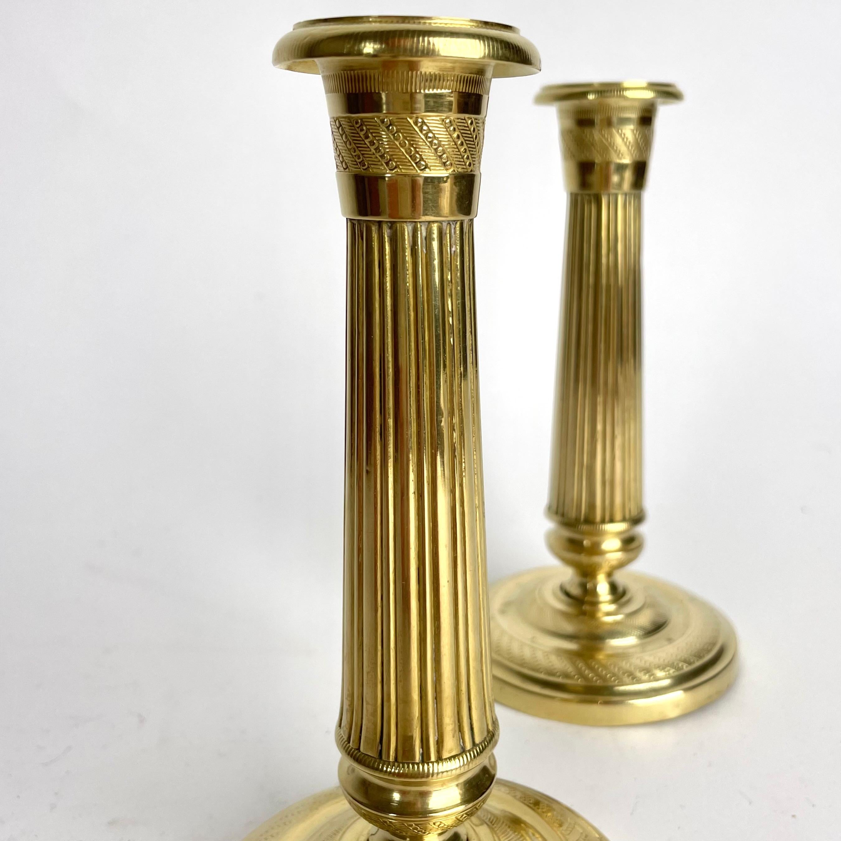 Ein schönes Paar kleiner Empire-Kerzenständer aus vergoldeter Bronze aus den 1820er Jahren im Zustand „Gut“ im Angebot in Knivsta, SE
