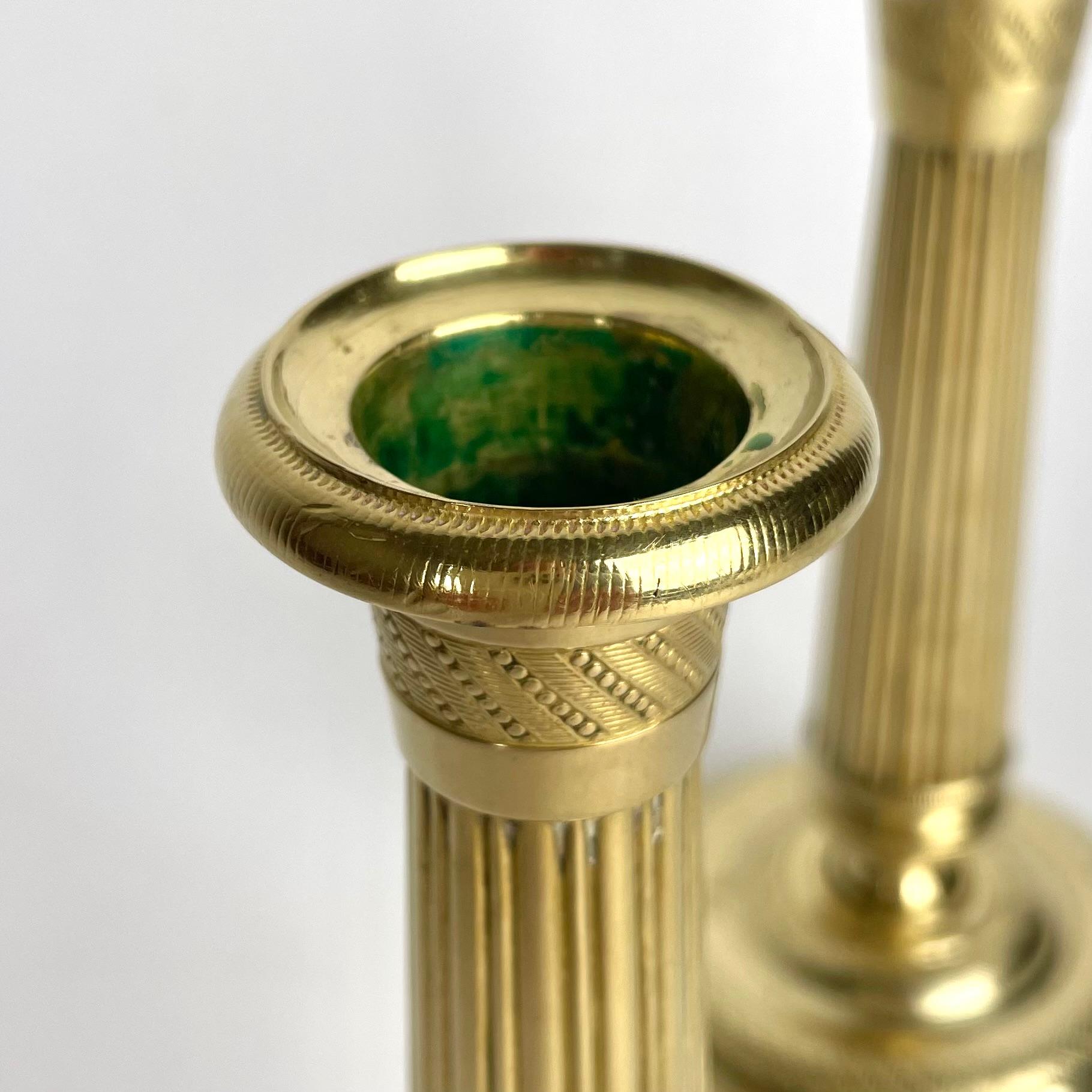 Una bella coppia di piccoli candelieri Impero in bronzo dorato degli anni '20 del XIX secolo In condizioni buone in vendita a Knivsta, SE