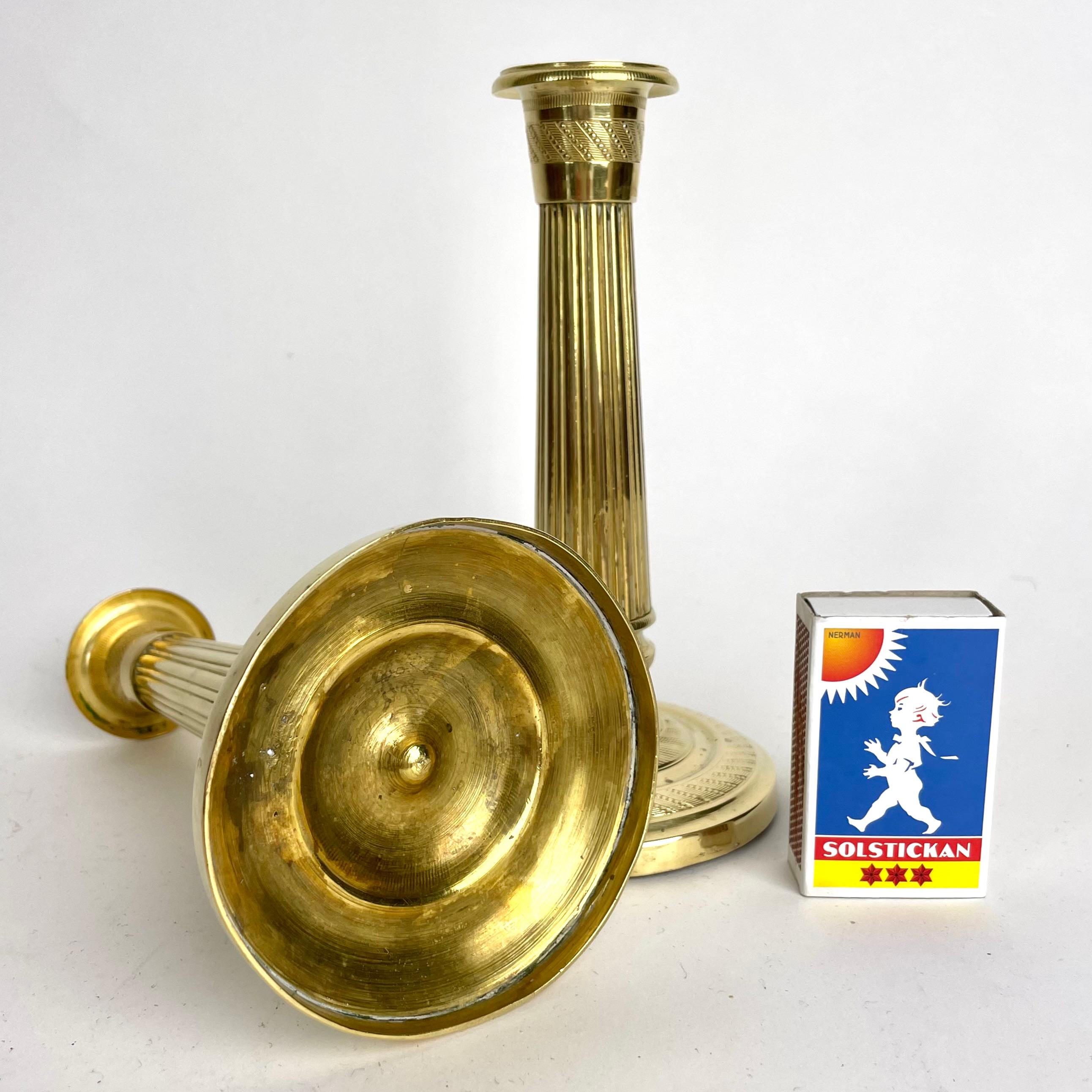 Inizio XIX secolo Una bella coppia di piccoli candelieri Impero in bronzo dorato degli anni '20 del XIX secolo in vendita