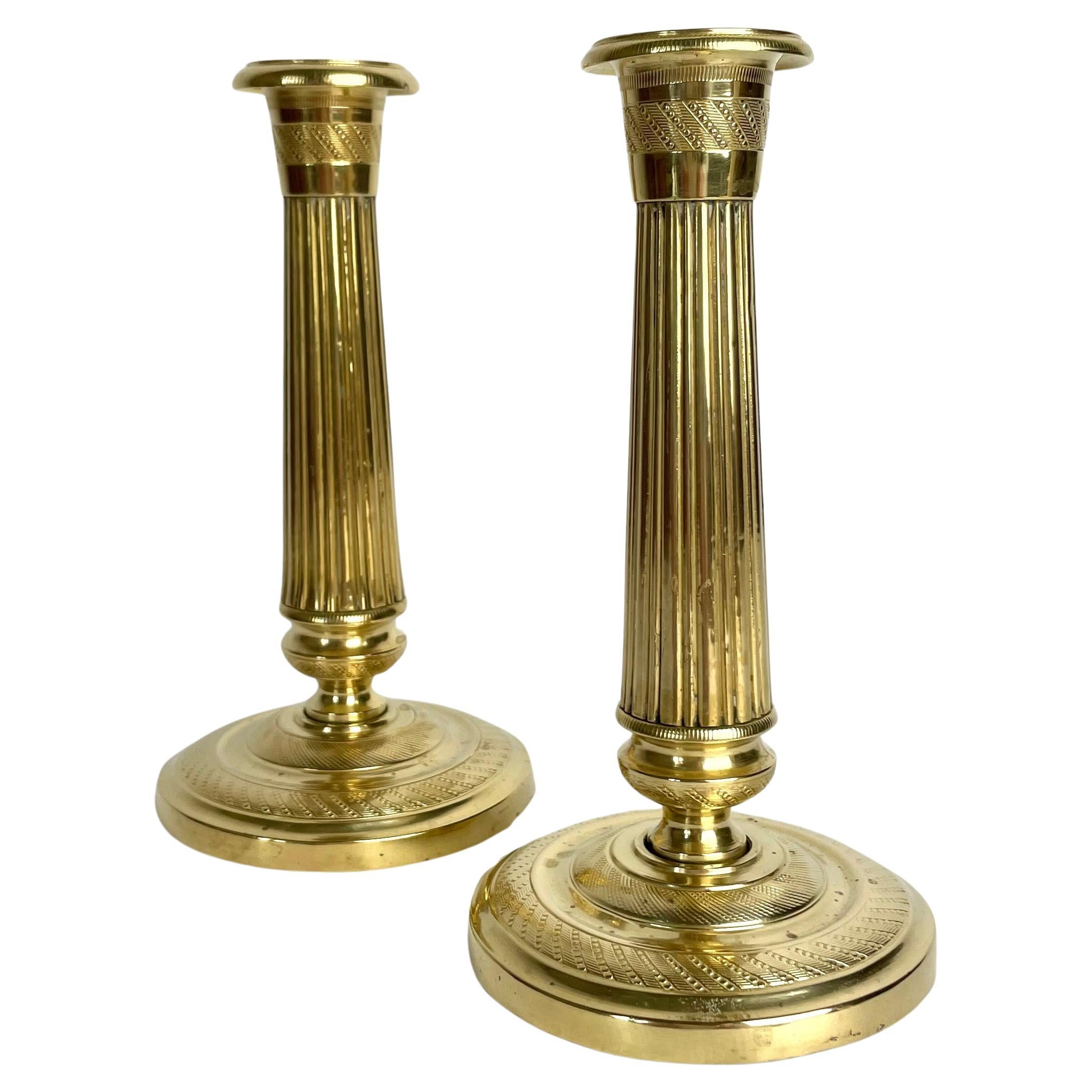 Belle paire de petits chandeliers Empire en bronze doré des années 1820