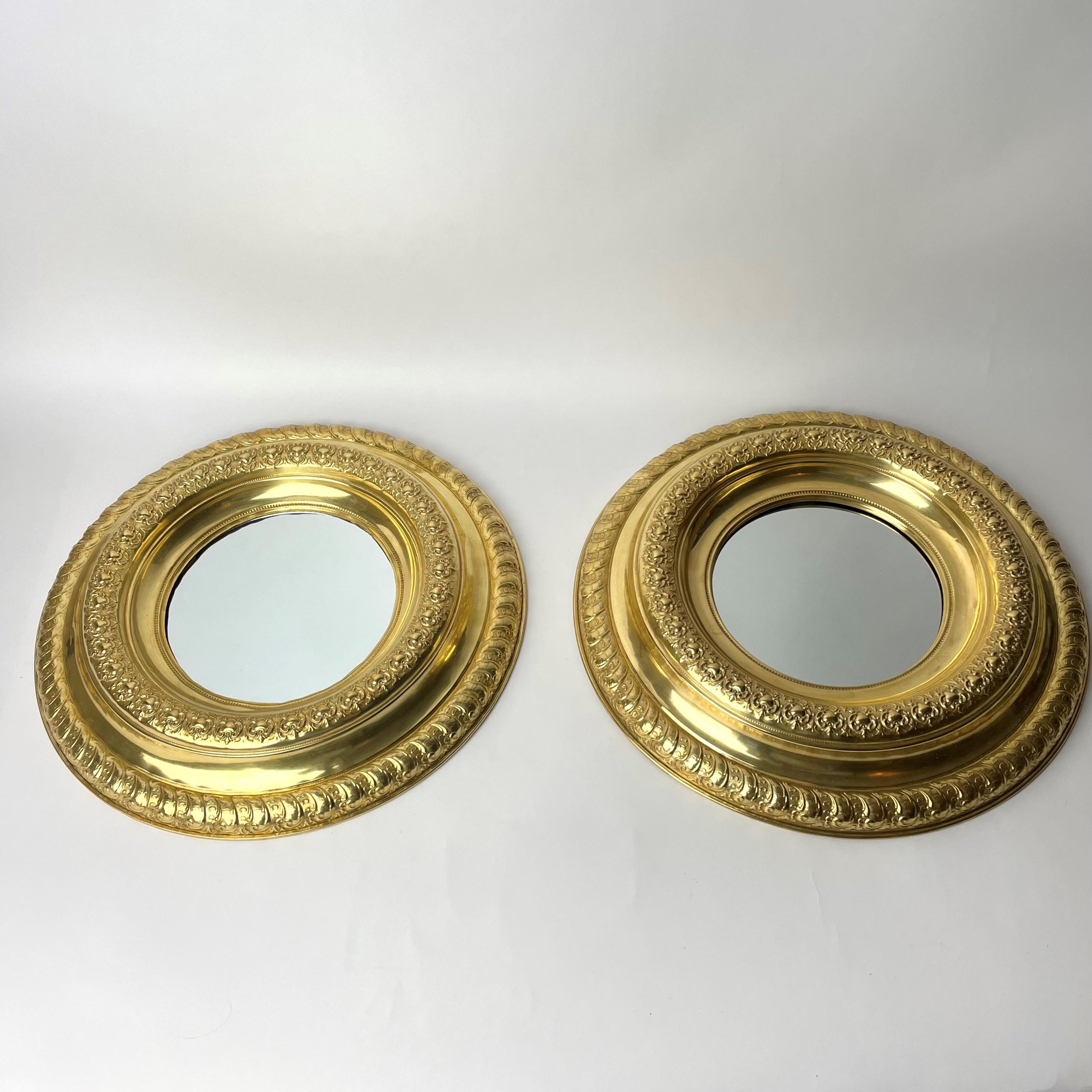 Européen Magnifique paire de miroirs muraux en laiton de la fin du 19e siècle en vente