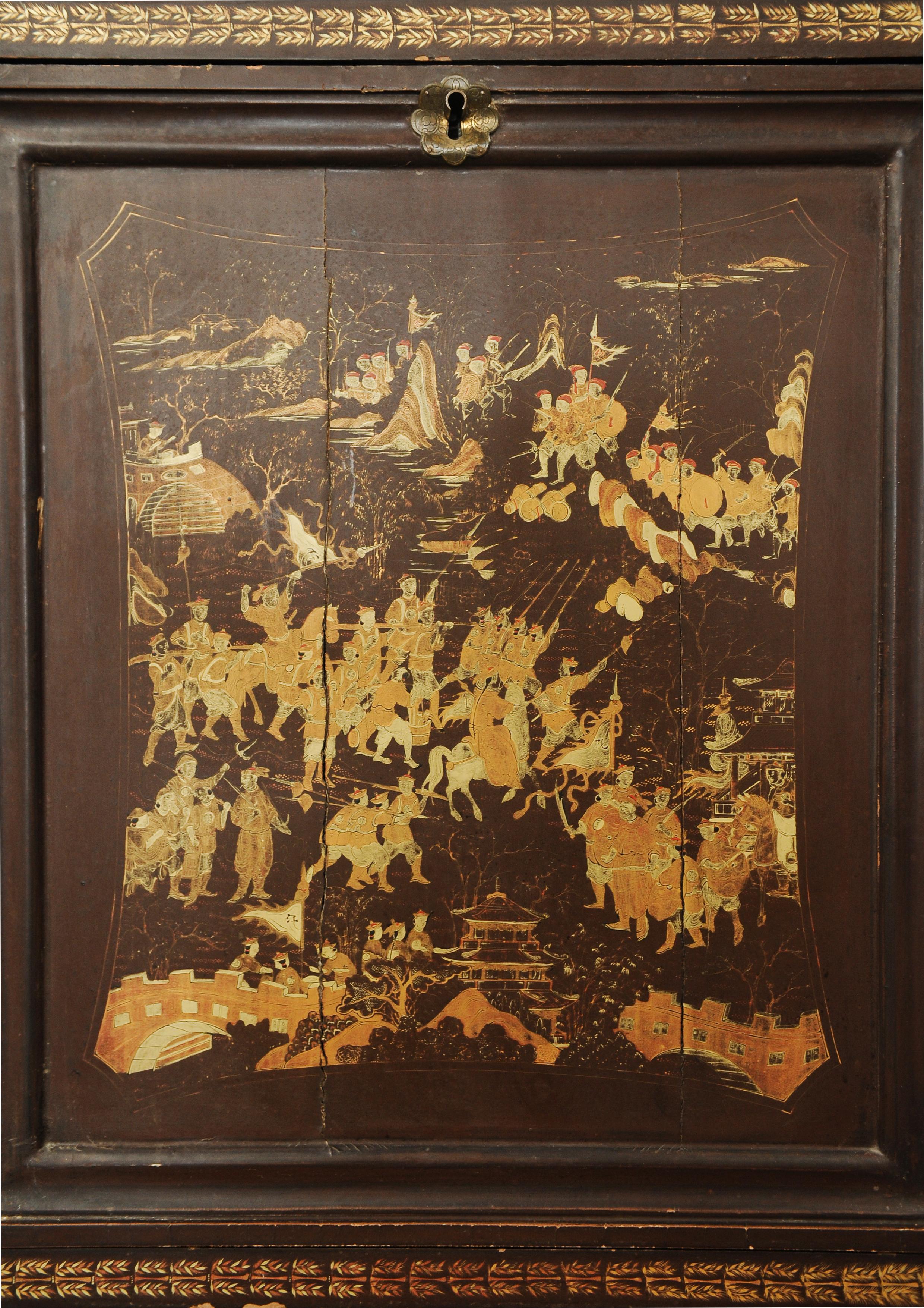 A Beautiful & Rare Napoleon III 19th Century, Chinese Lacquer & Gilt Secretaire For Sale 4