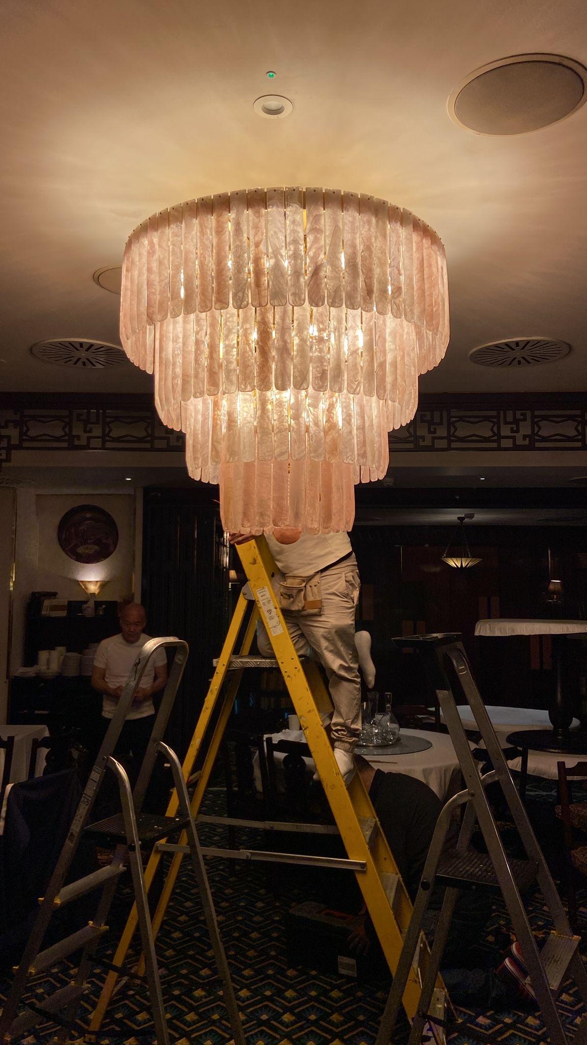 Bronzo Un bellissimo lampadario in cristallo di rocca a 4 livelli in quarzo rosa in vendita