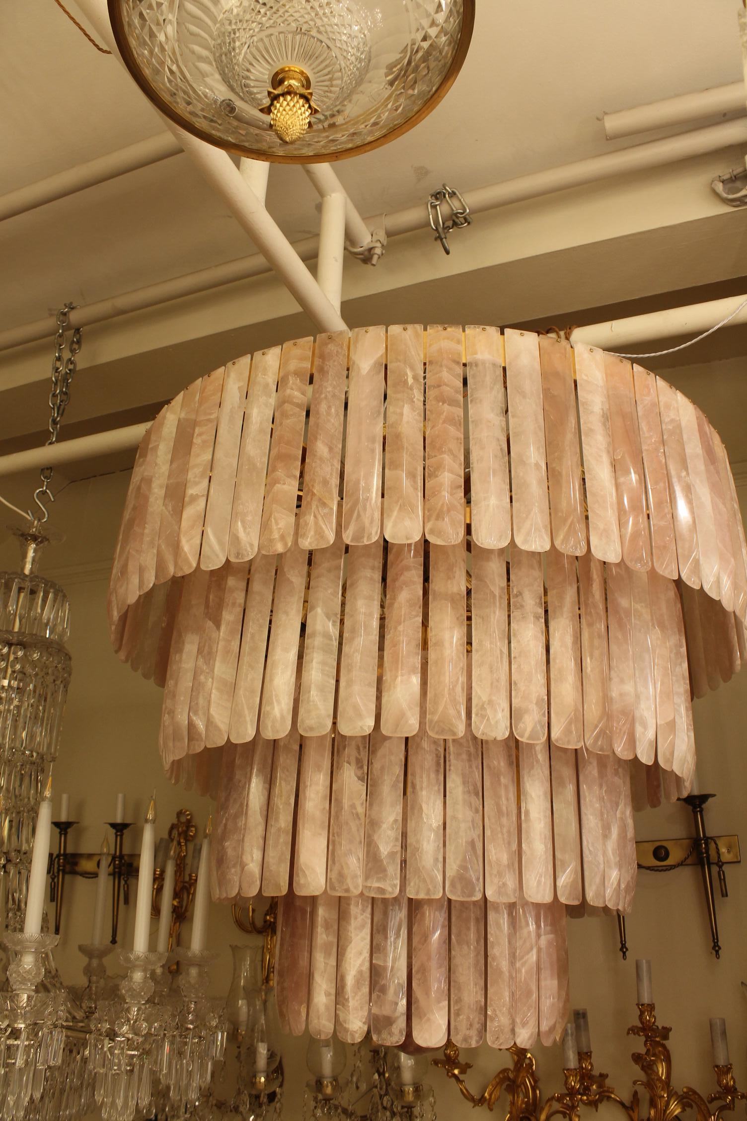 Britannico Un bellissimo lampadario in cristallo di rocca a 4 livelli in quarzo rosa in vendita