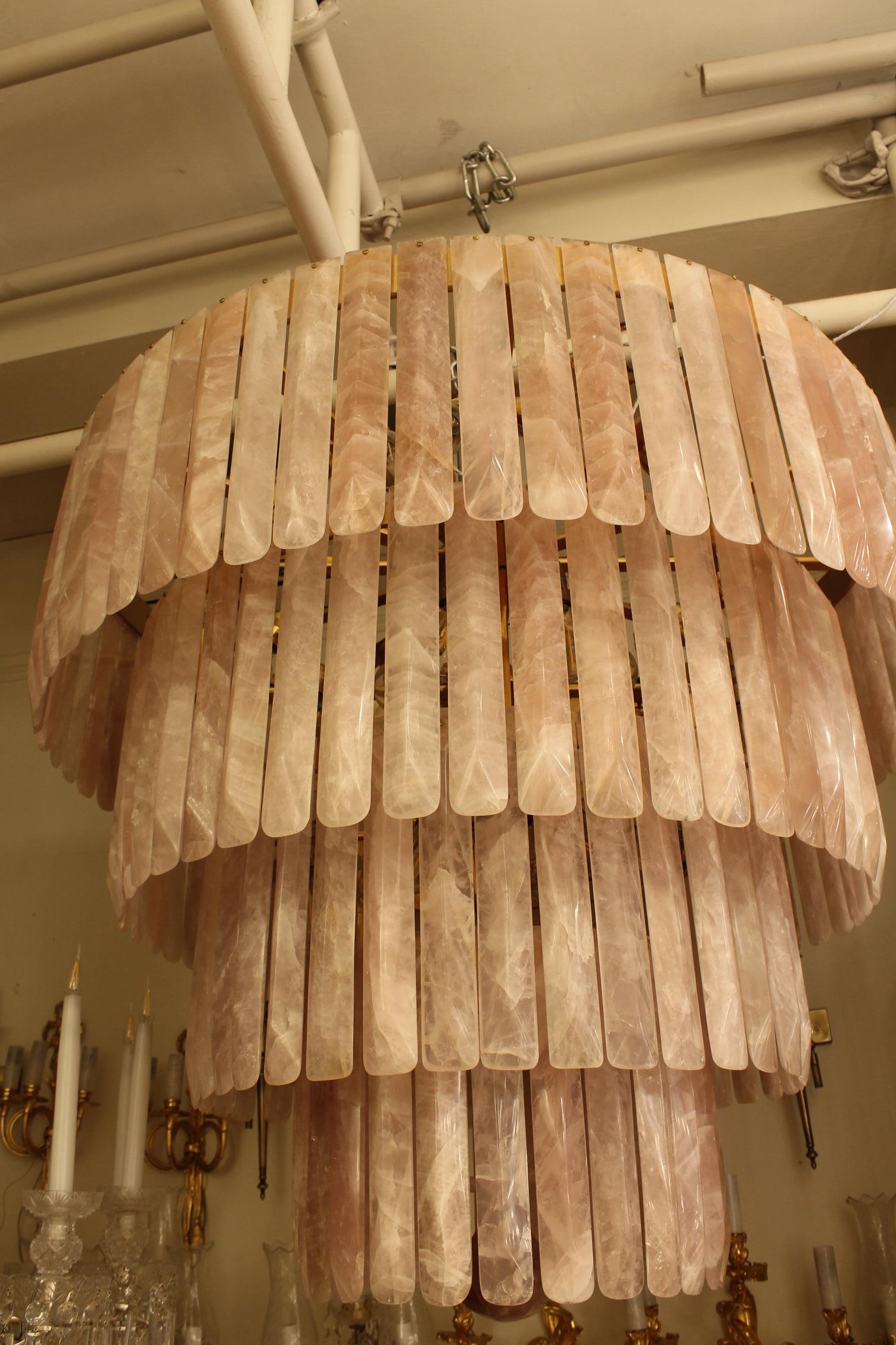 Un bellissimo lampadario in cristallo di rocca a 4 livelli in quarzo rosa In condizioni ottime in vendita a London, GB