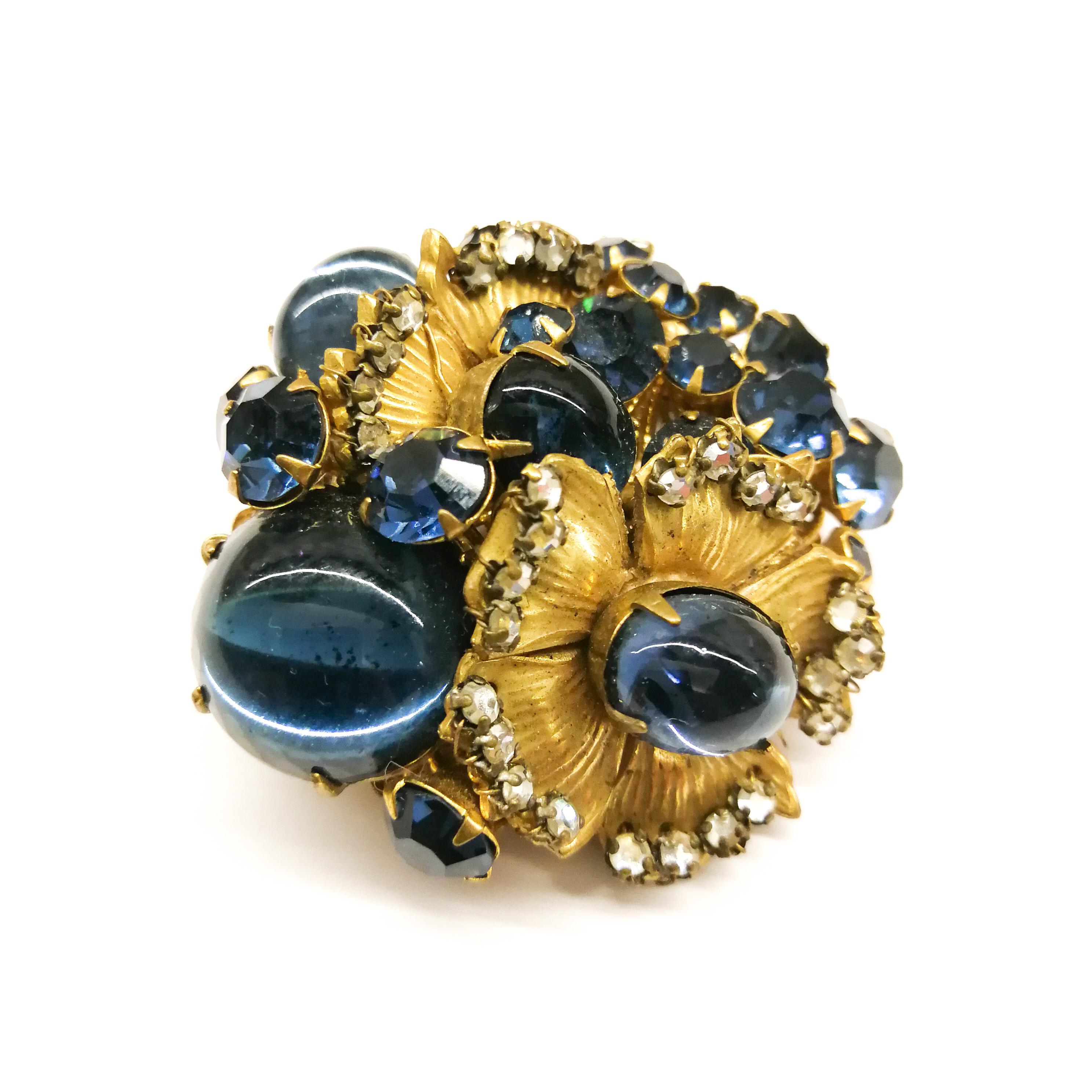 A beautiful sapphire paste and gilt metal 'cluster' brooch, De Mario, 1950s In Excellent Condition In Greyabbey, County Down