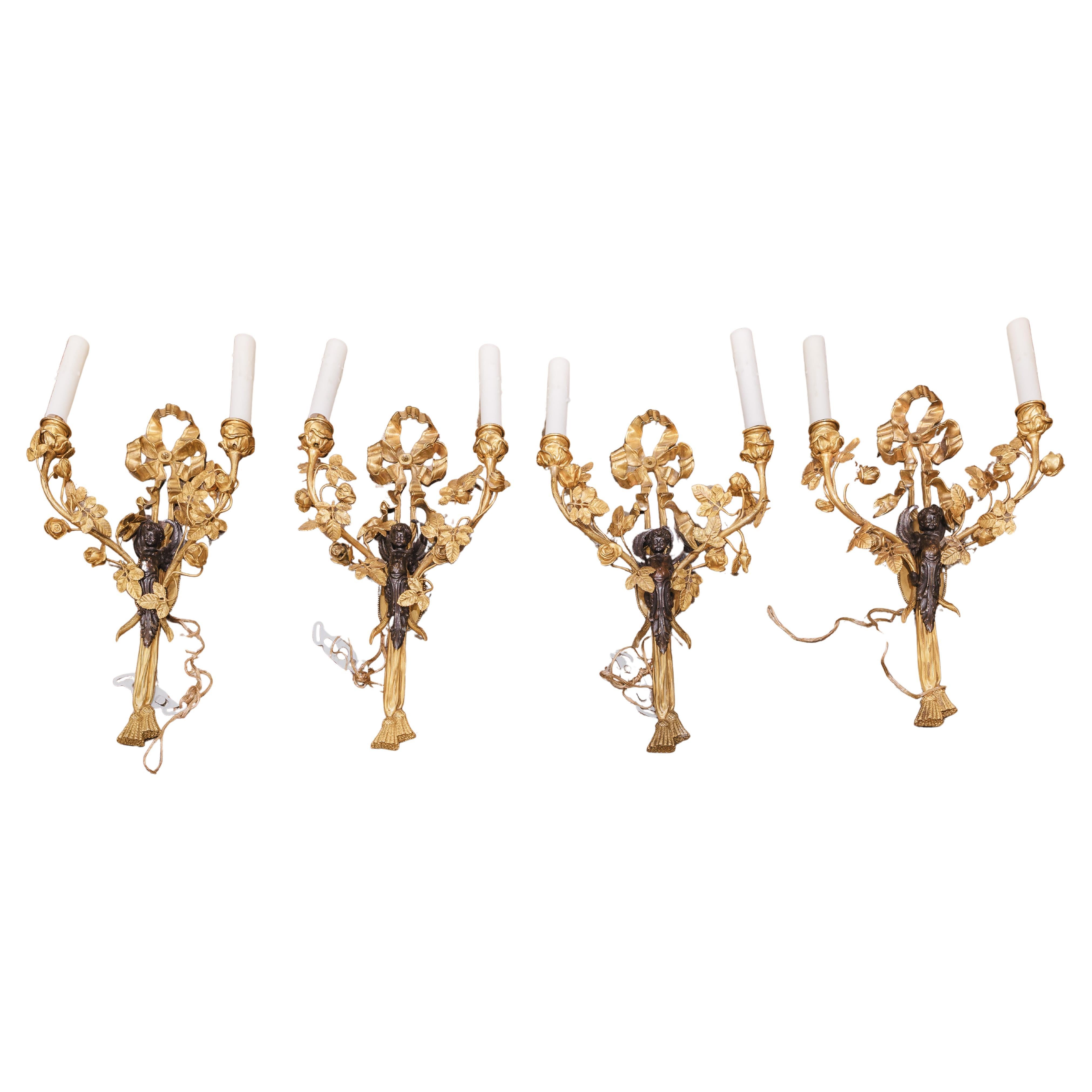 Magnifique ensemble de 4 appliques Louis XV en bronze doré et bronze patiné du 19e siècle. en vente