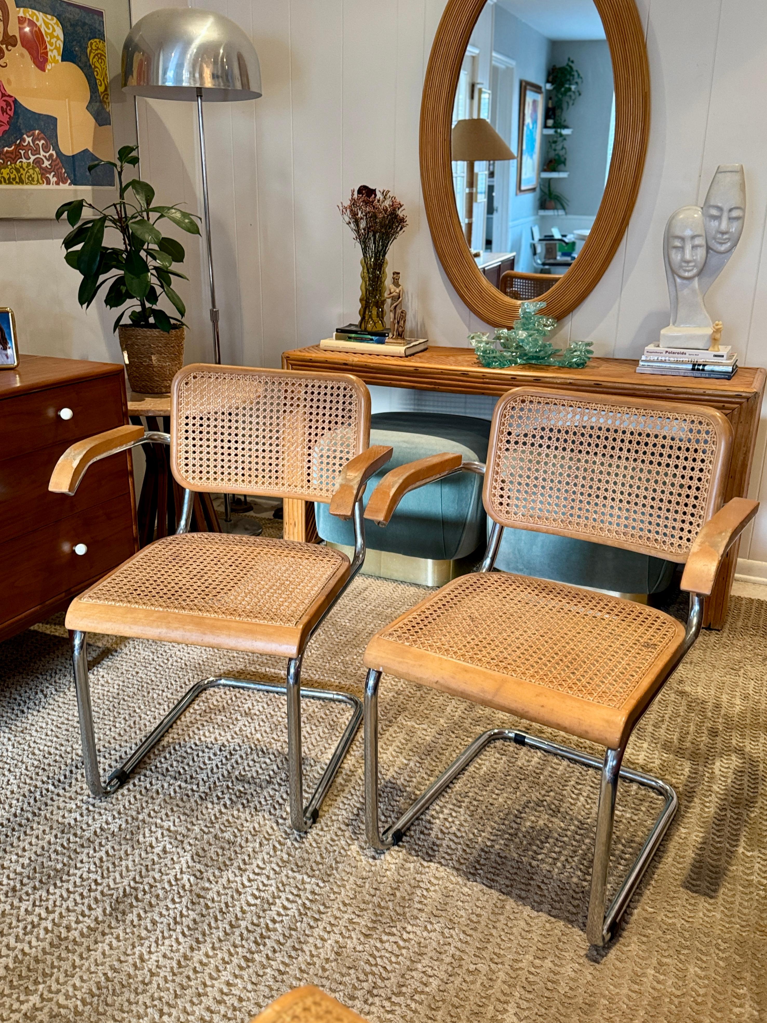 Un magnifique ensemble de 6 chaises iconiques CIRCA fabriquées par GFM, circa 1940s( ?) 4