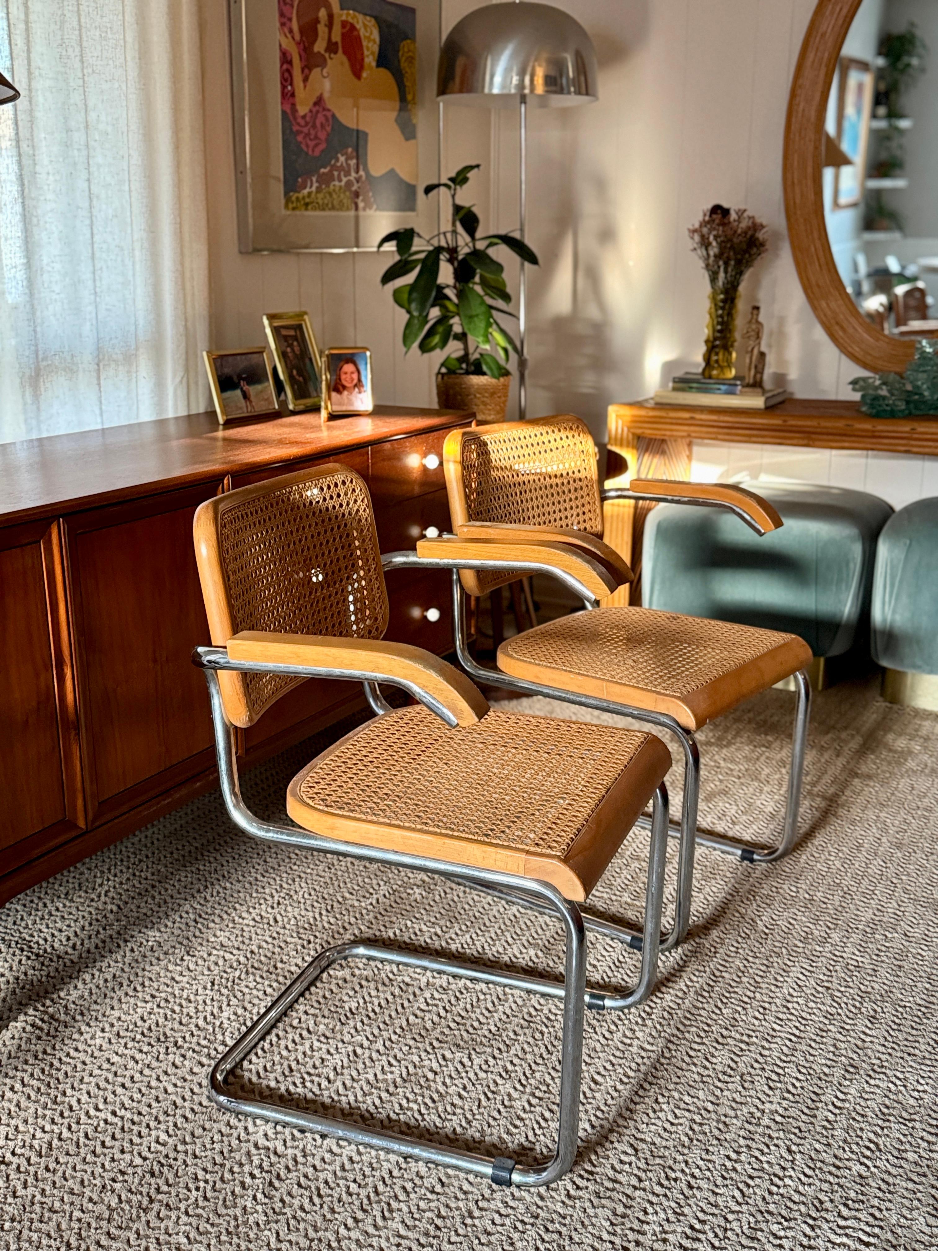 Un magnifique ensemble de 6 chaises iconiques CIRCA fabriquées par GFM, circa 1940s( ?) 8