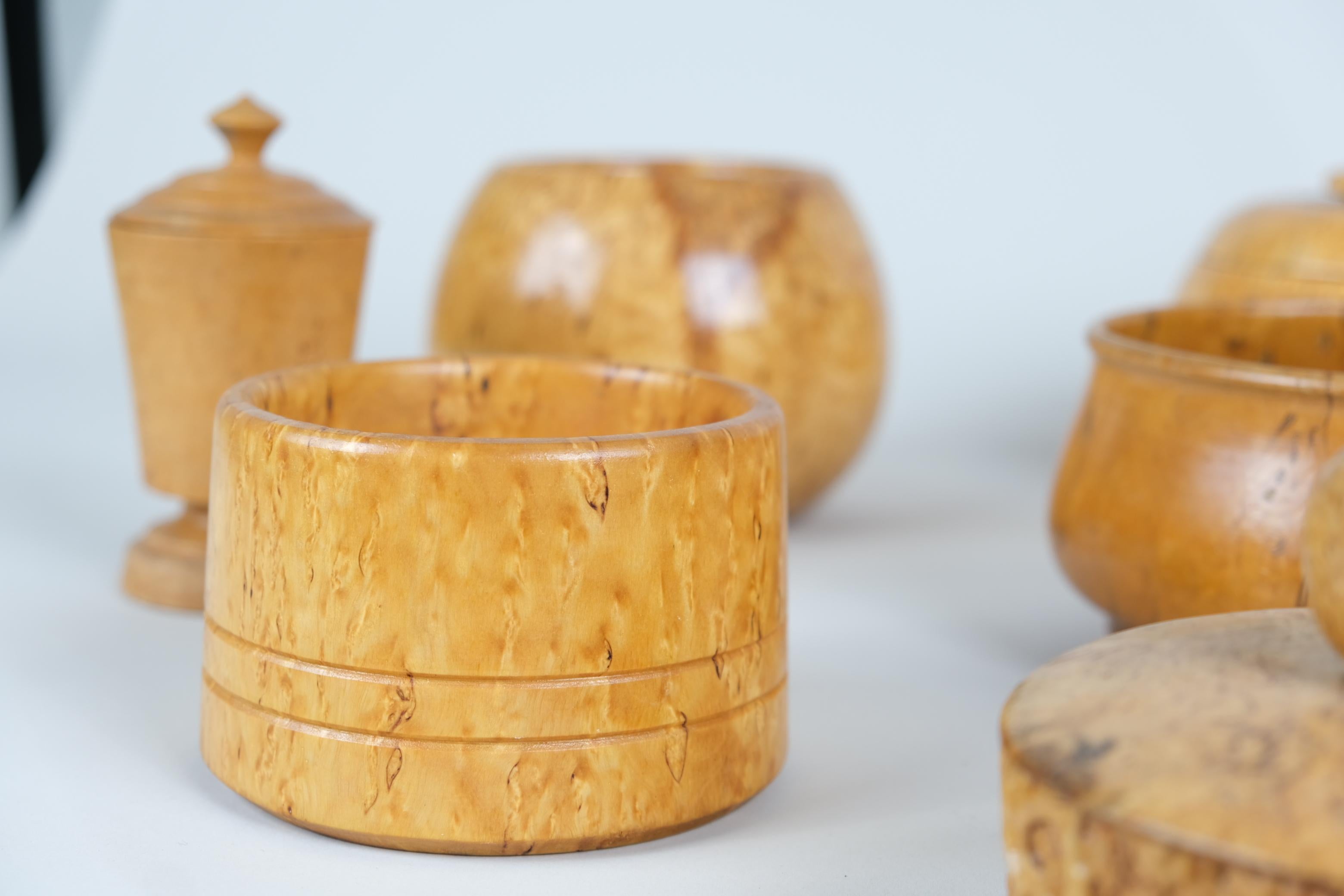 Magnifique ensemble de 9 coffrets et bols uniques en bouleau frisé, Finlande, 20e siècle en vente 1