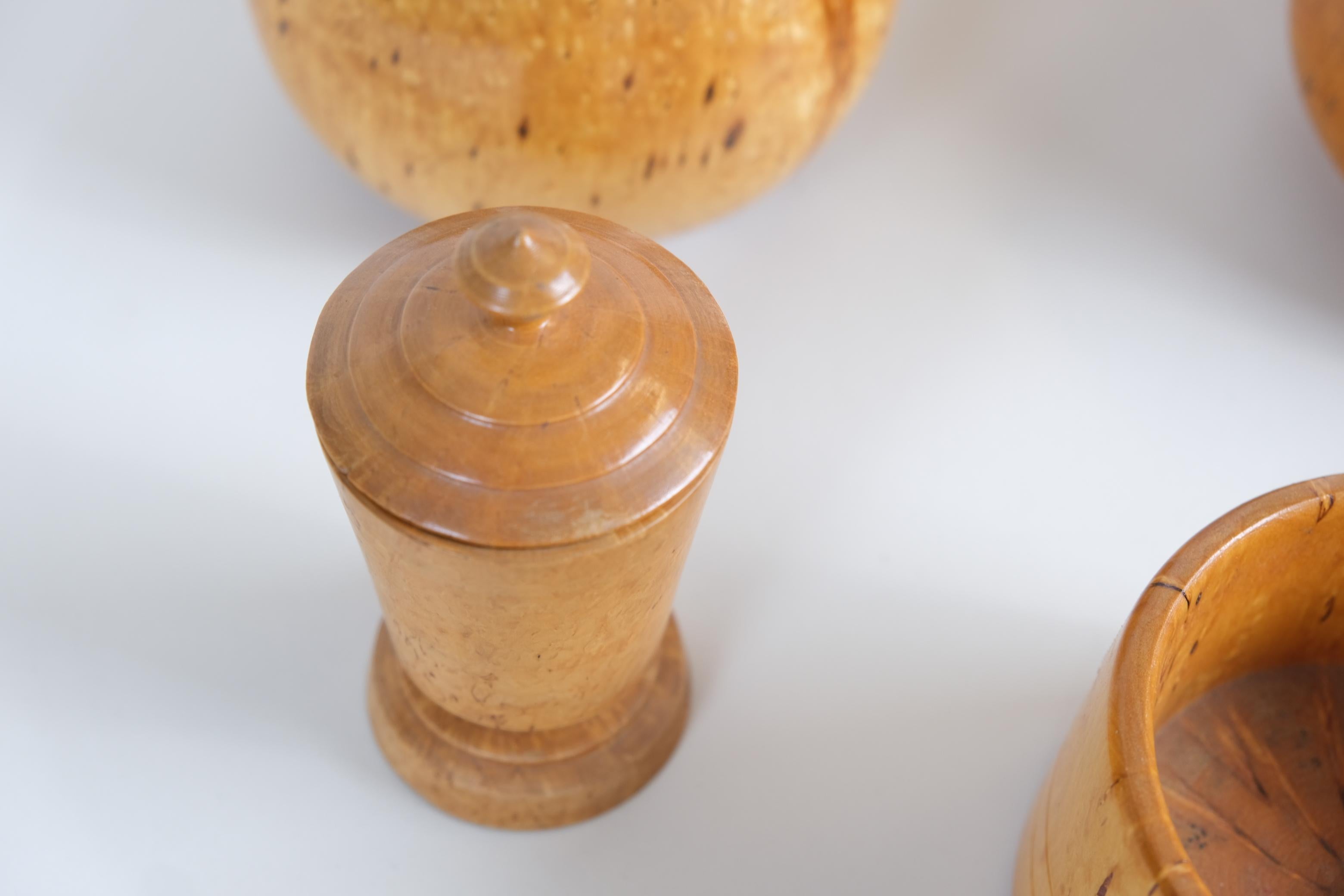 Magnifique ensemble de 9 coffrets et bols uniques en bouleau frisé, Finlande, 20e siècle en vente 2