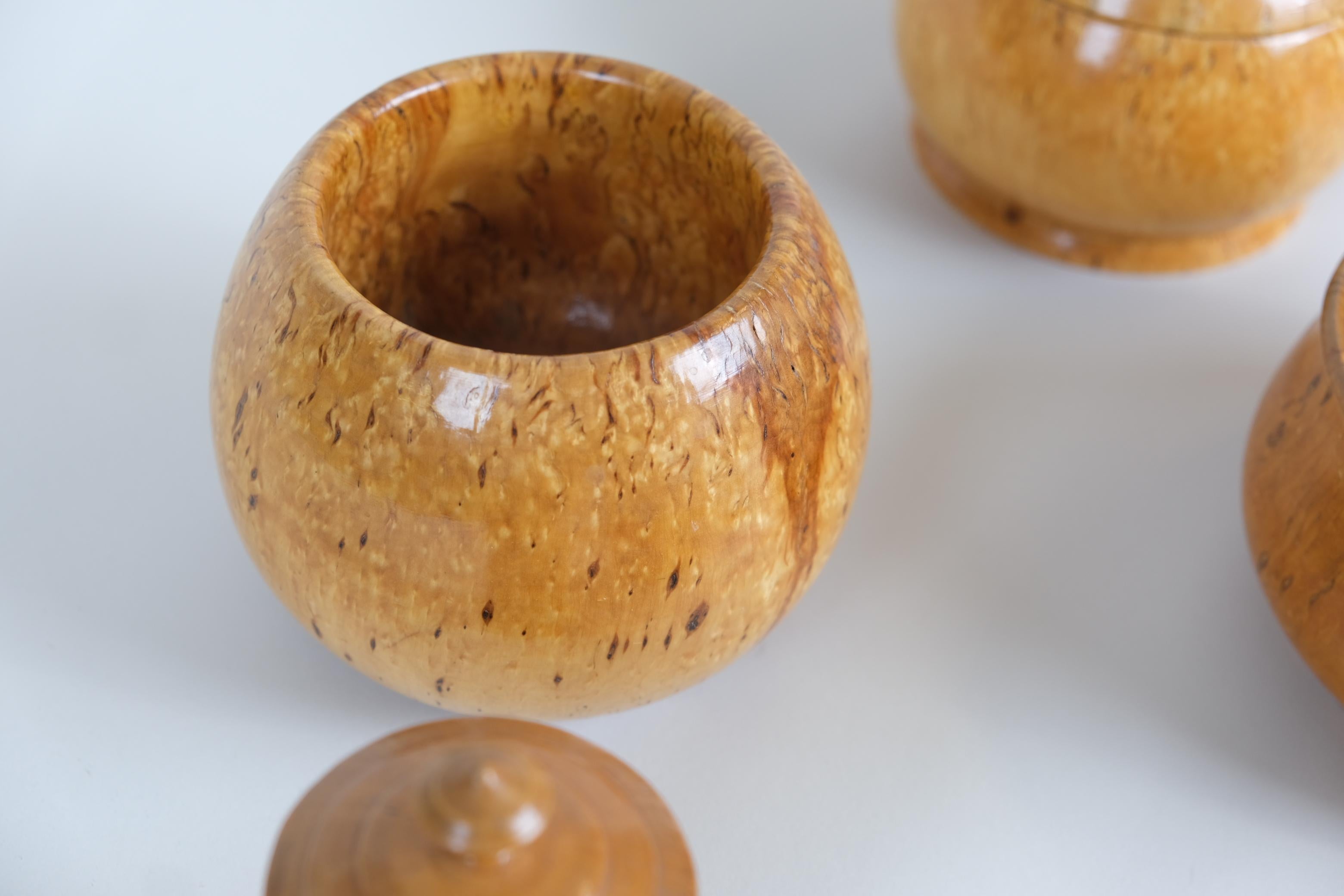Magnifique ensemble de 9 coffrets et bols uniques en bouleau frisé, Finlande, 20e siècle en vente 3