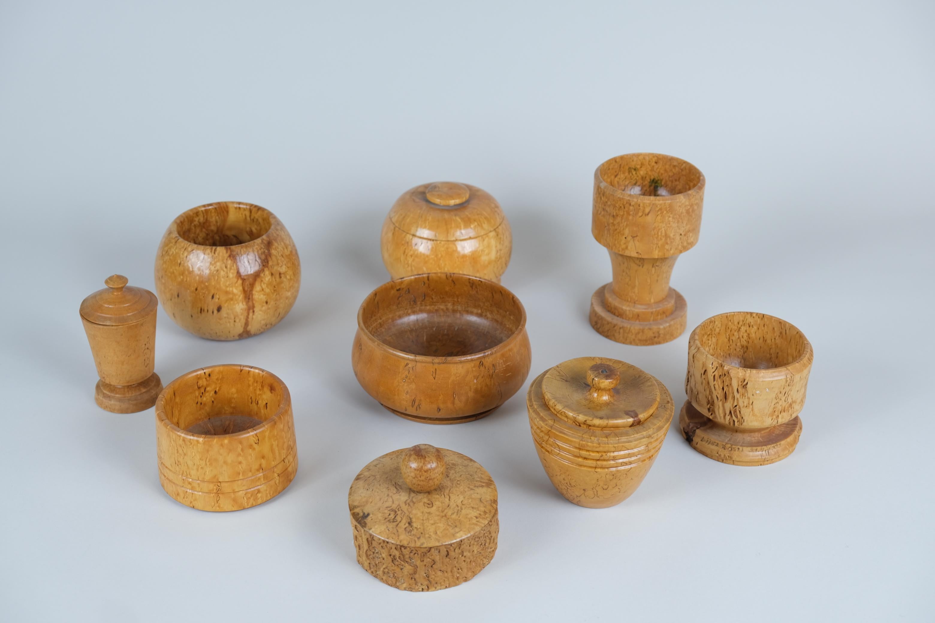 Un magnifique ensemble de 9 bols/objets uniques en bouleau frisé, également connus sous le nom de boîtes et bols en bouleau argenté. Le bouleau frisé est une variété rare de bouleau que l'on trouve à l'état naturel en Finlande et qui est très